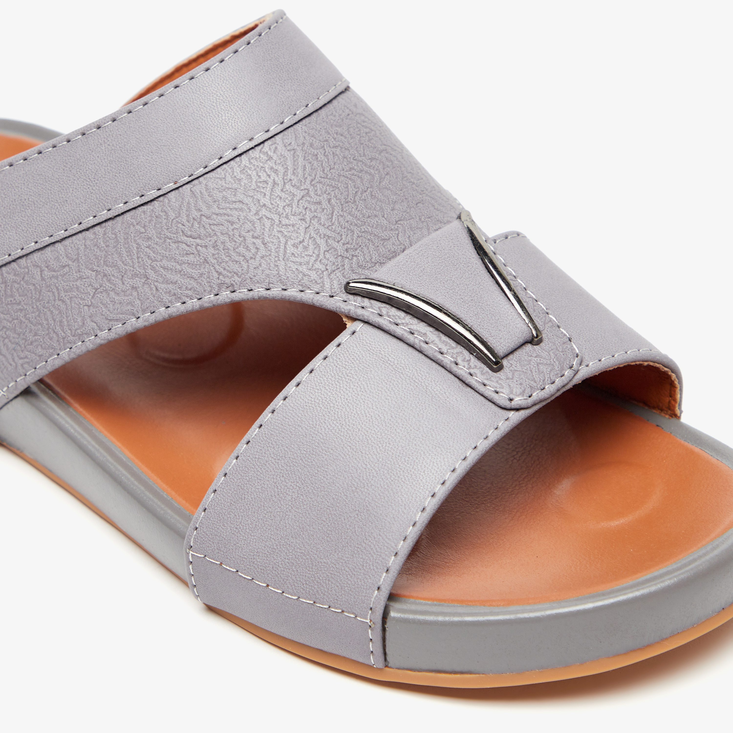صندل عربي سهل الارتداء بارز الملمس بمقدمة مستديرة وزينة معدنية-men-shoes-sandals-image-4