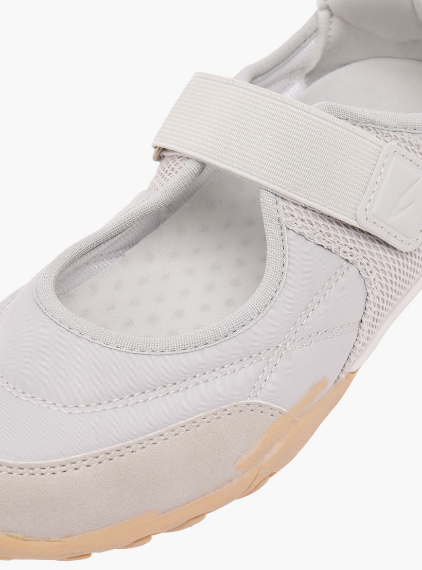 حذاء ماري جين بخطاف وحلقة للبنات من داش-girls-shoes-sneakers-image-6