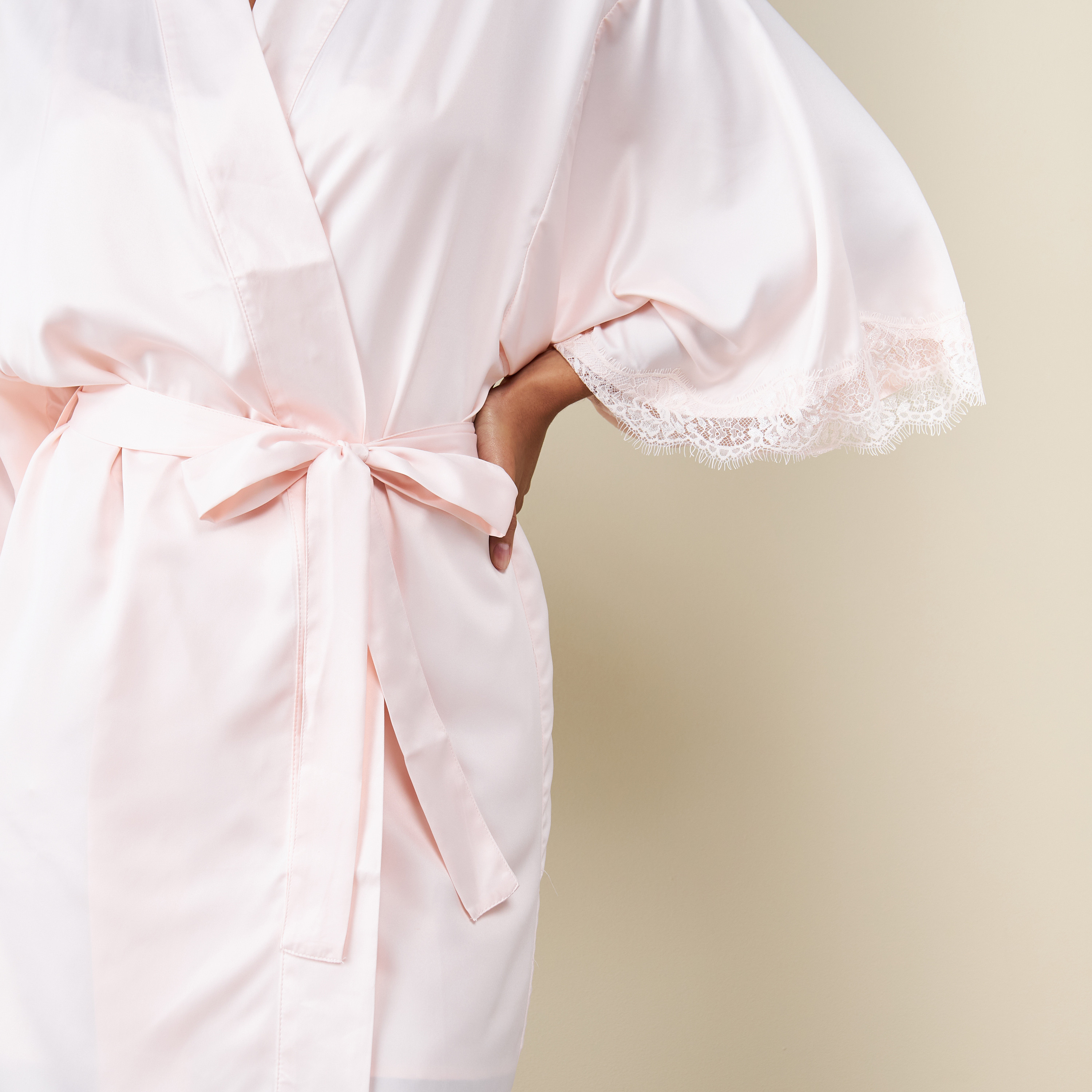 روب بحزام رباط وتفاصيل دانتيل من لا سينزا-women-clothing-nightwear-robes-image-3