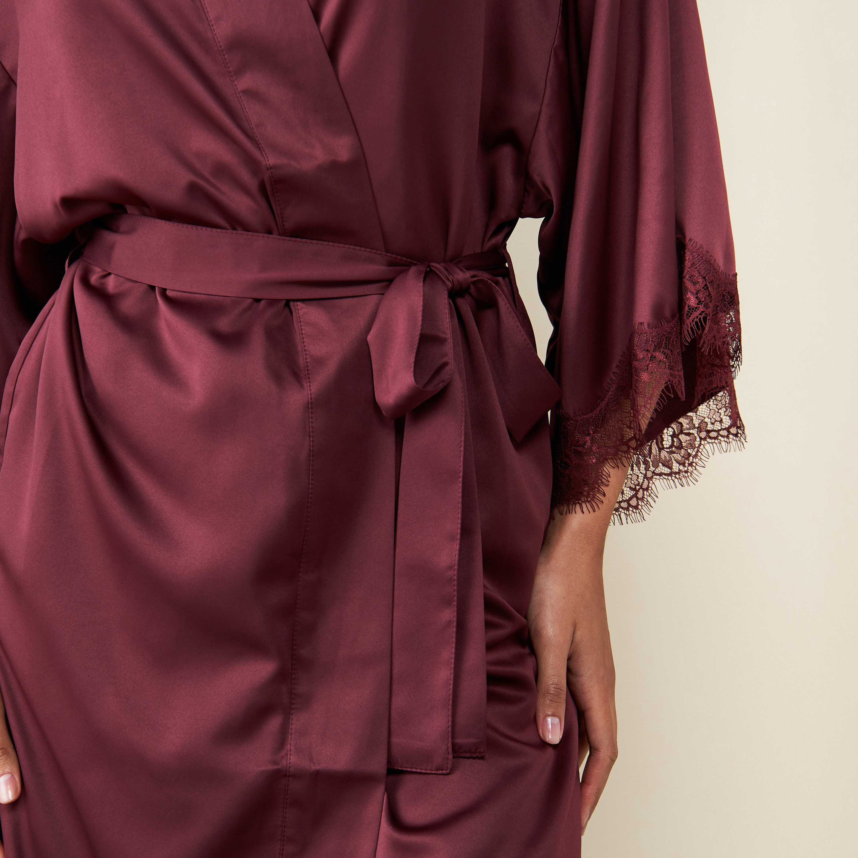 روب بحزام رباط وتفاصيل دانتيل من لا سينزا-women-clothing-nightwear-robes-image-7