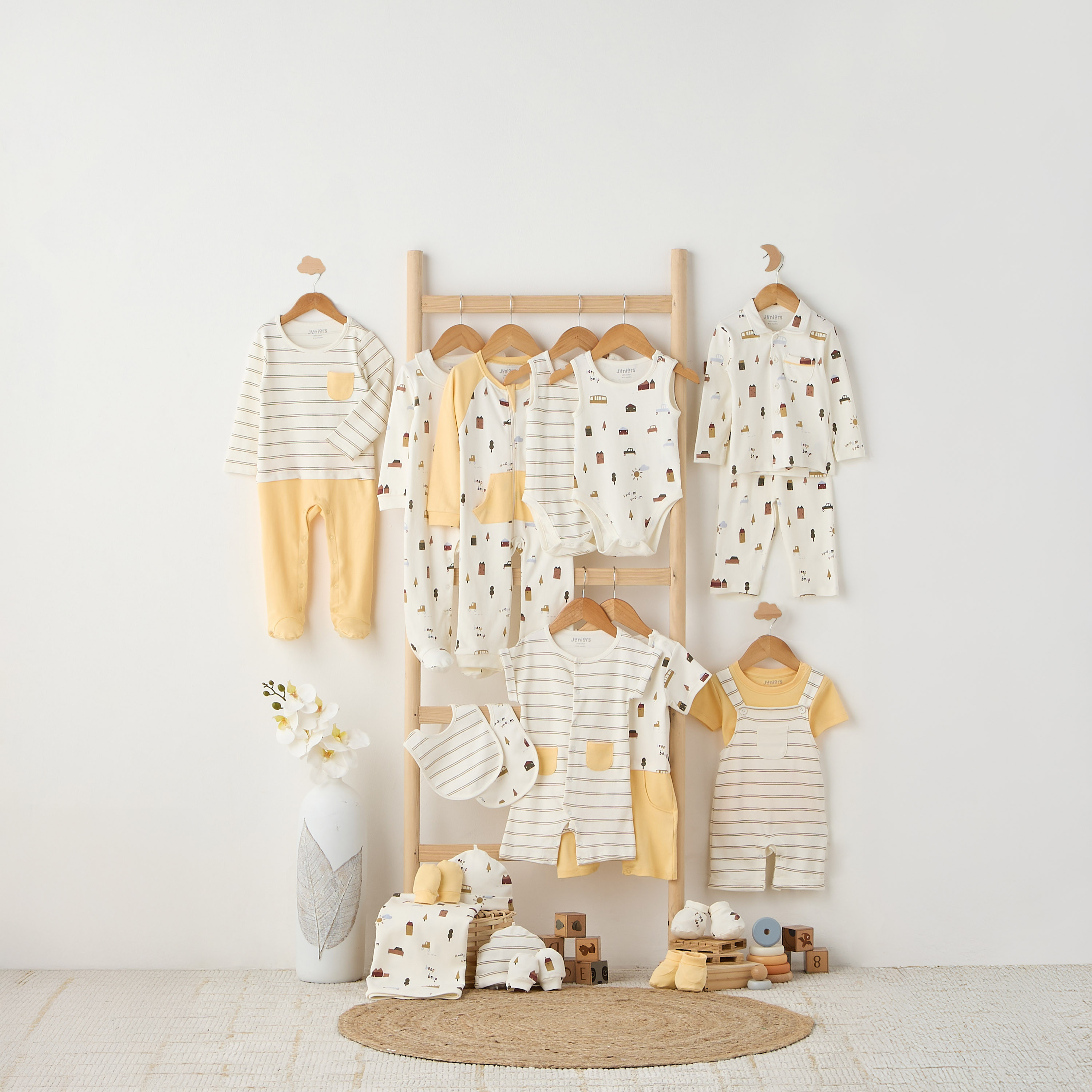 طقم دنغري مخطط وتيشيرت سادة من جونيورز-baby-boys-clothing-rompers-image-1