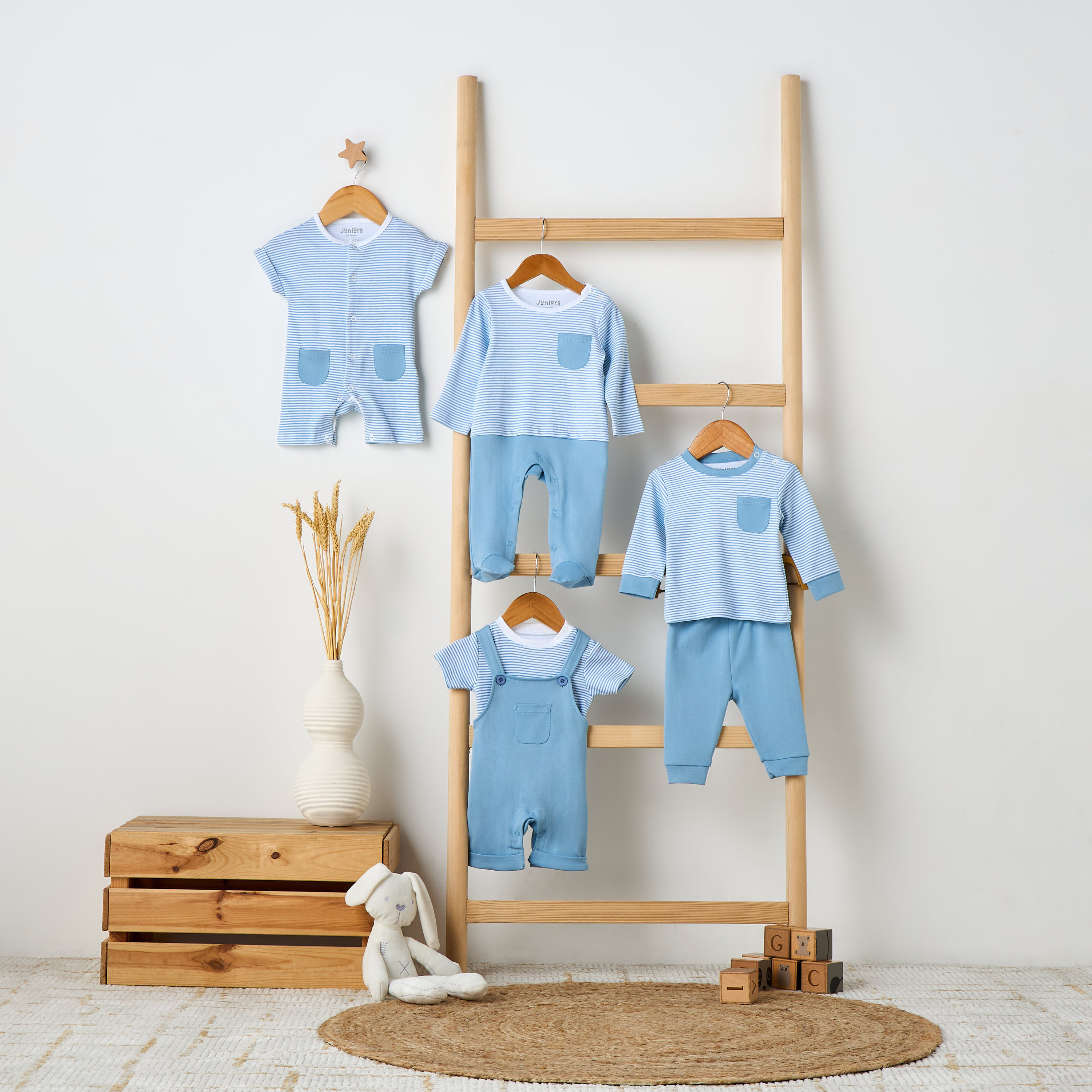 أفرول مخطط بأزرار إغلاق من جونيورز-baby-boys-clothing-rompers-image-1