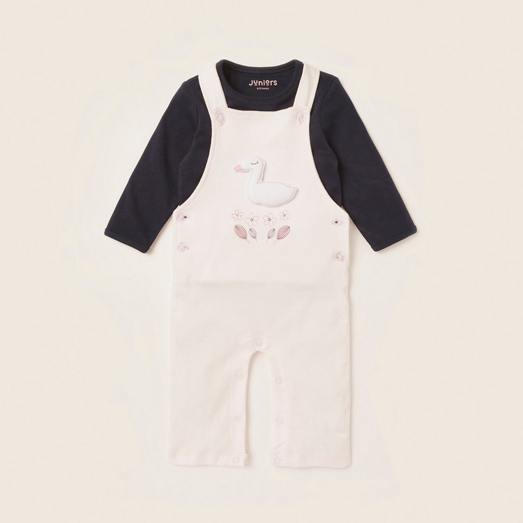 Juniors Solid T-shirt and Dungarees with Applique Detail