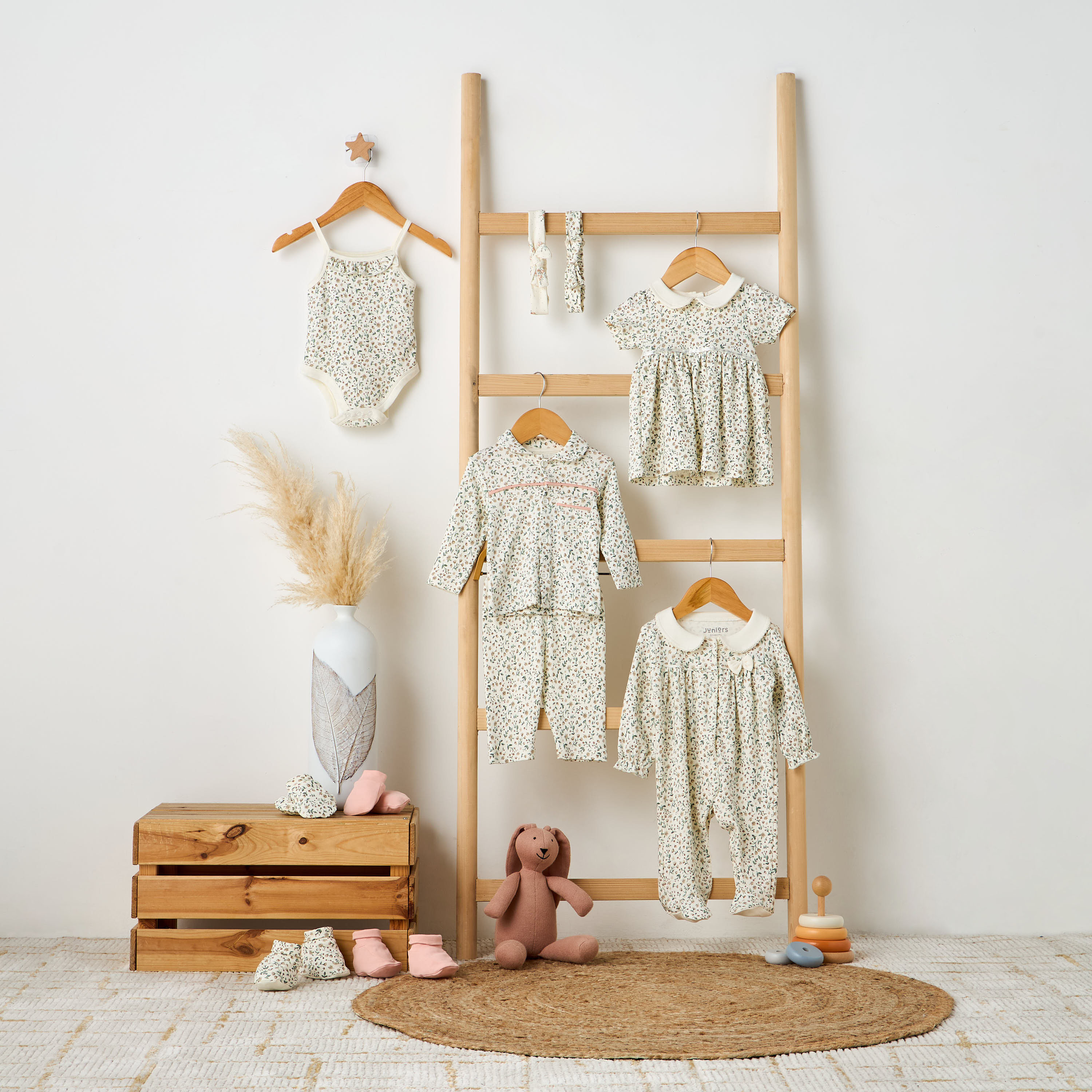 أبوات متنوعة من جونيورز - طقم من زوجين-baby-girls-shoes-booties-image-4