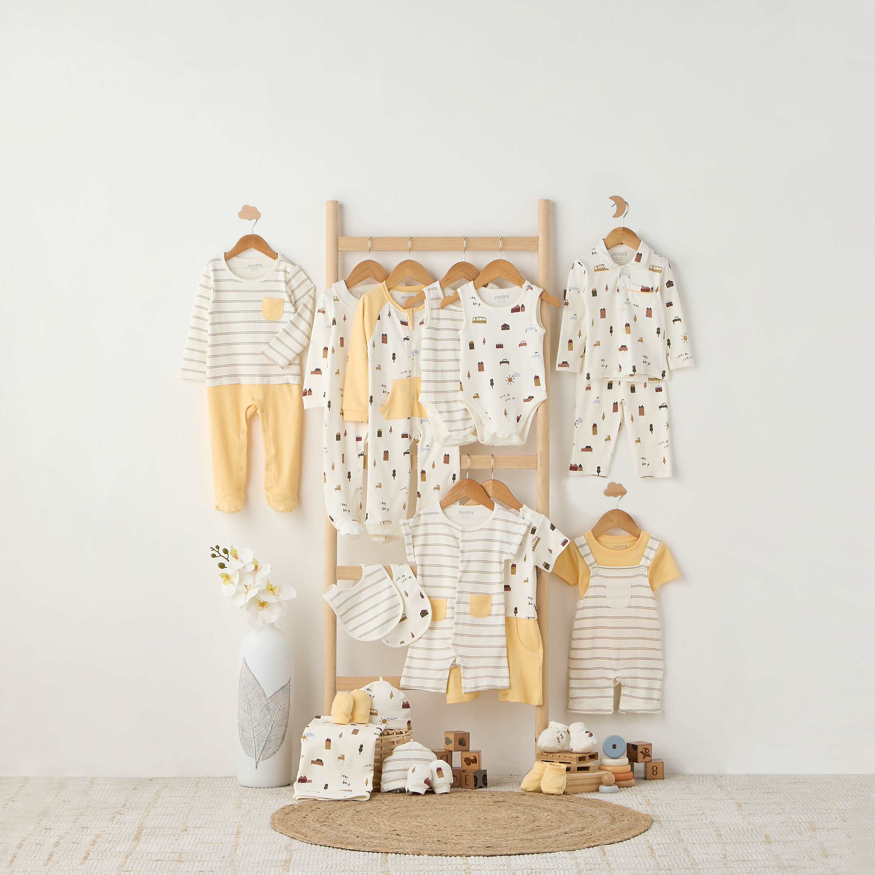 أبوات متنوّعة من جونيورز - طقم من قطعتين-baby-boys-shoes-booties-image-1