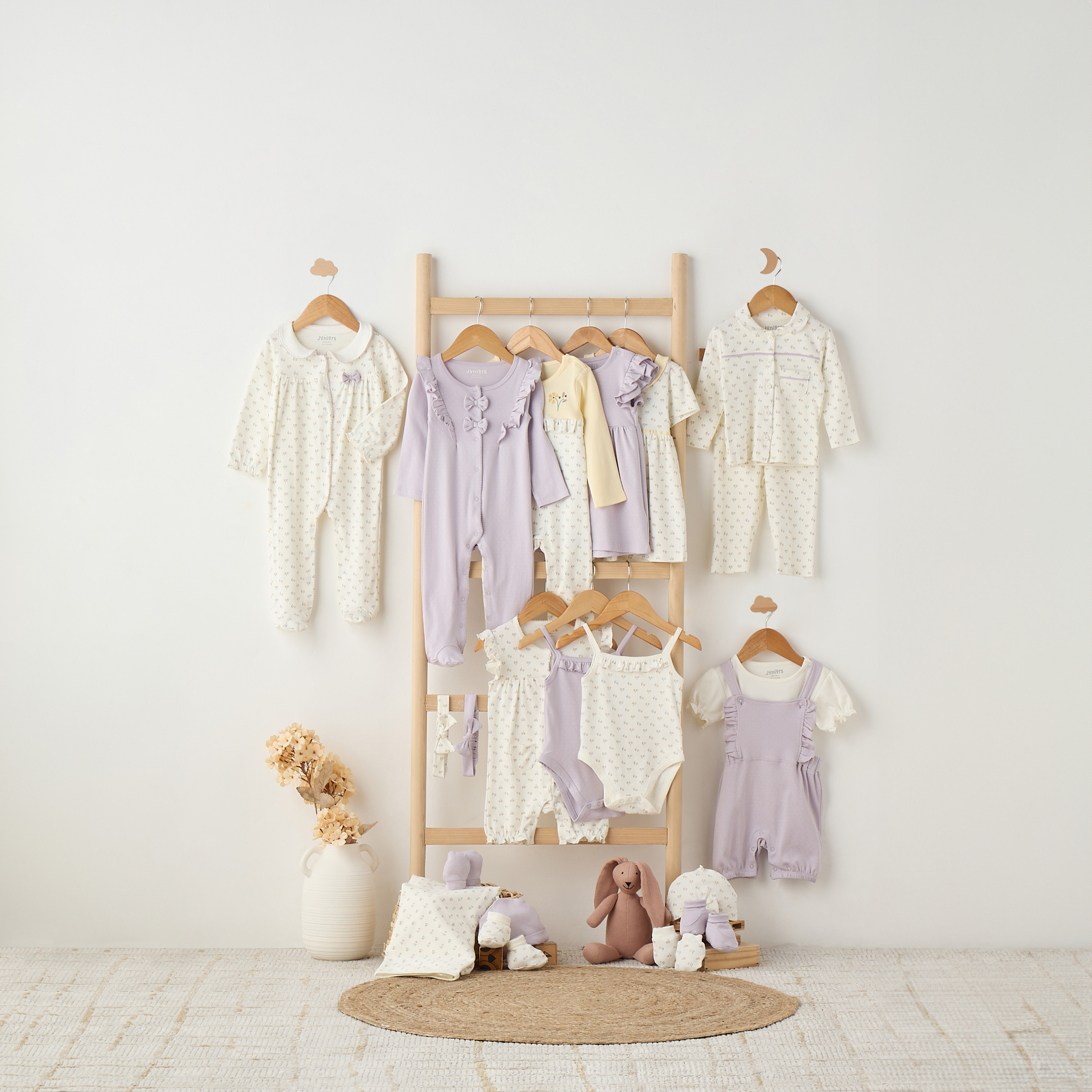 بدلة نوم منقطة بأكمام طويلة وكشكش من جونيورز-baby-girls-clothing-nightwear-sleepsuits-image-6