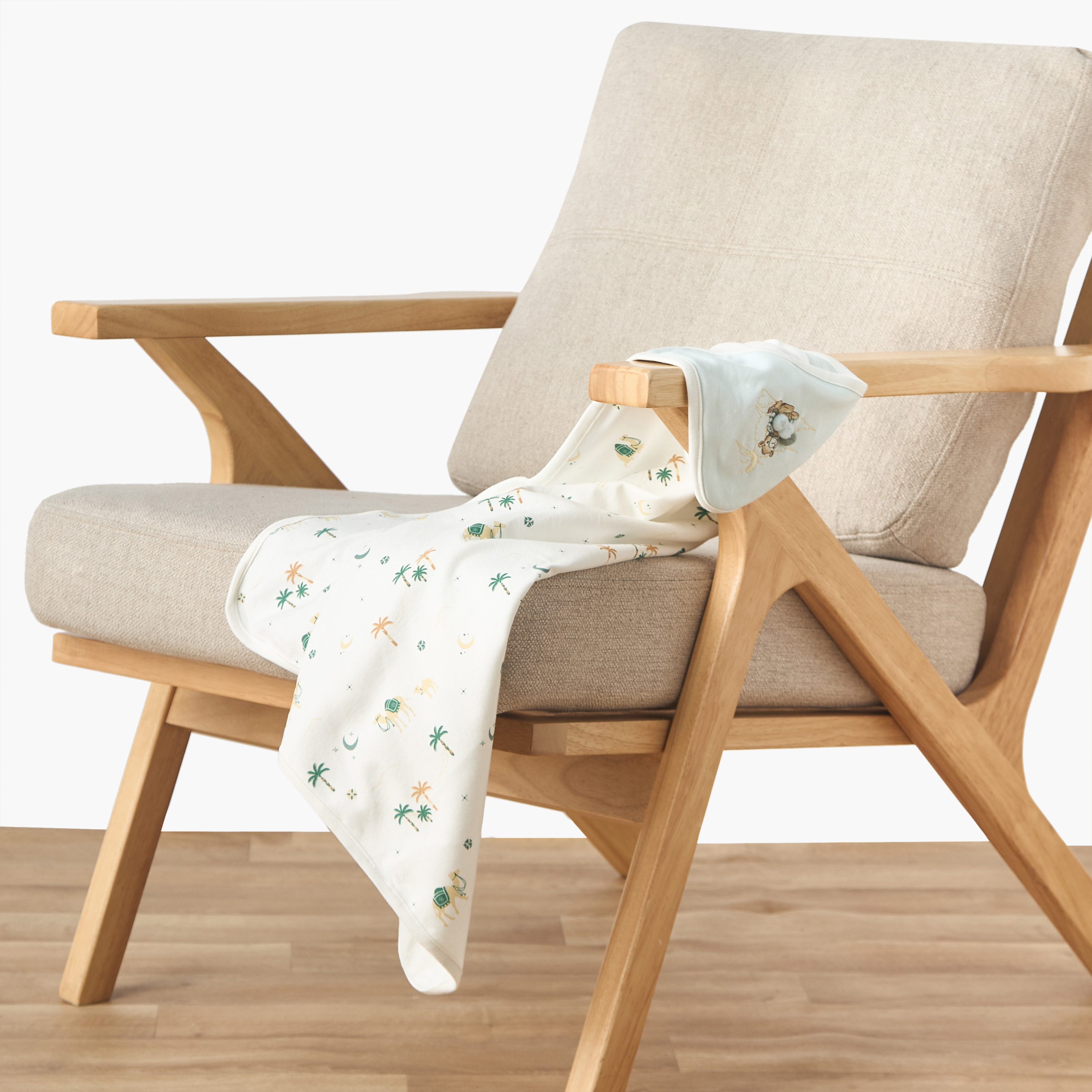 بطانية قطن لحديثي الولادة بغطاء رأس وطبعات صحراء من جونيورز-baby-nursery-blanketsandswaddles-receivingblankets-image-2