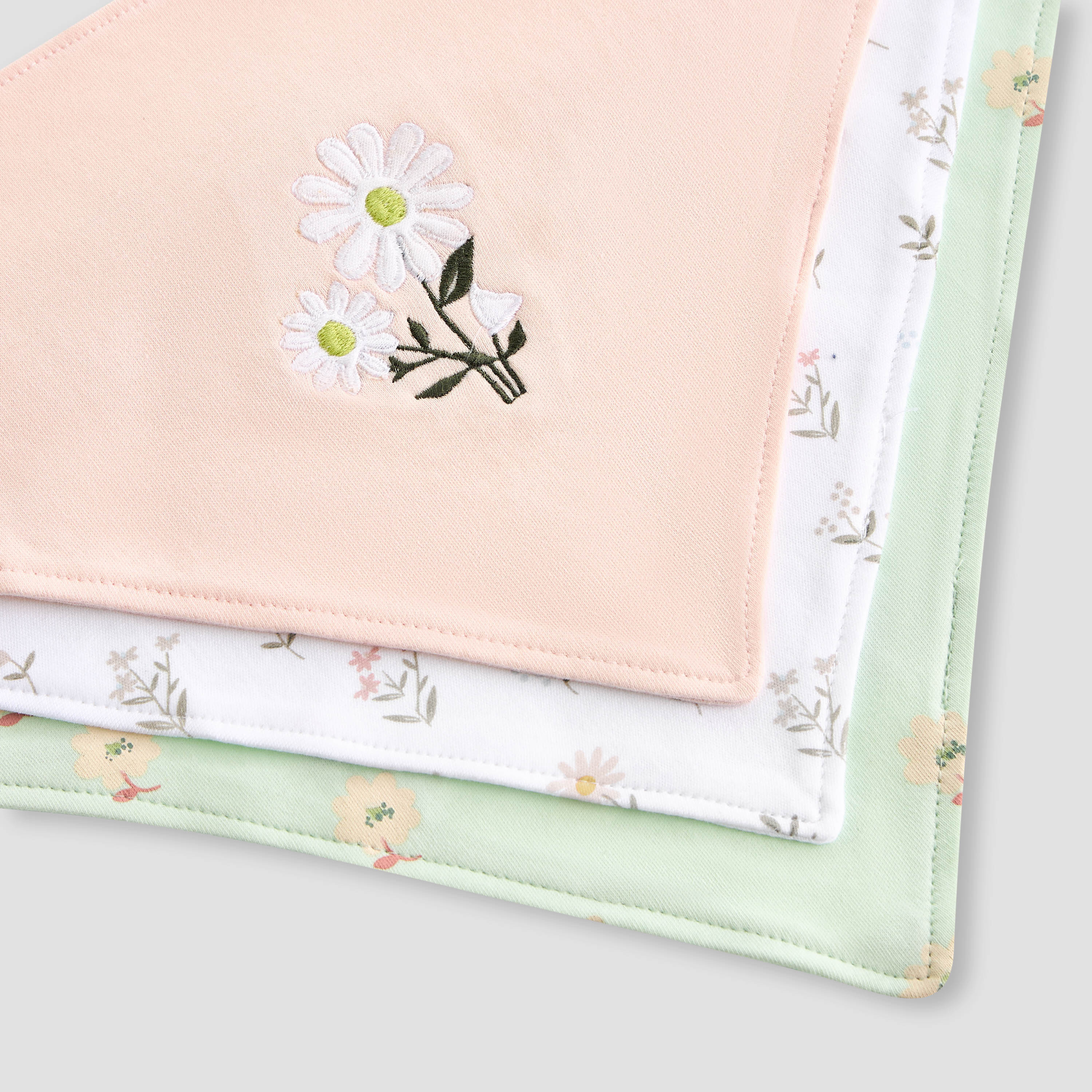 مرايل بزر إغلاق كبّاس وطبعات زهرية من جونيورز- طقم من 3 قطع-baby-feeding-bibs-image-6
