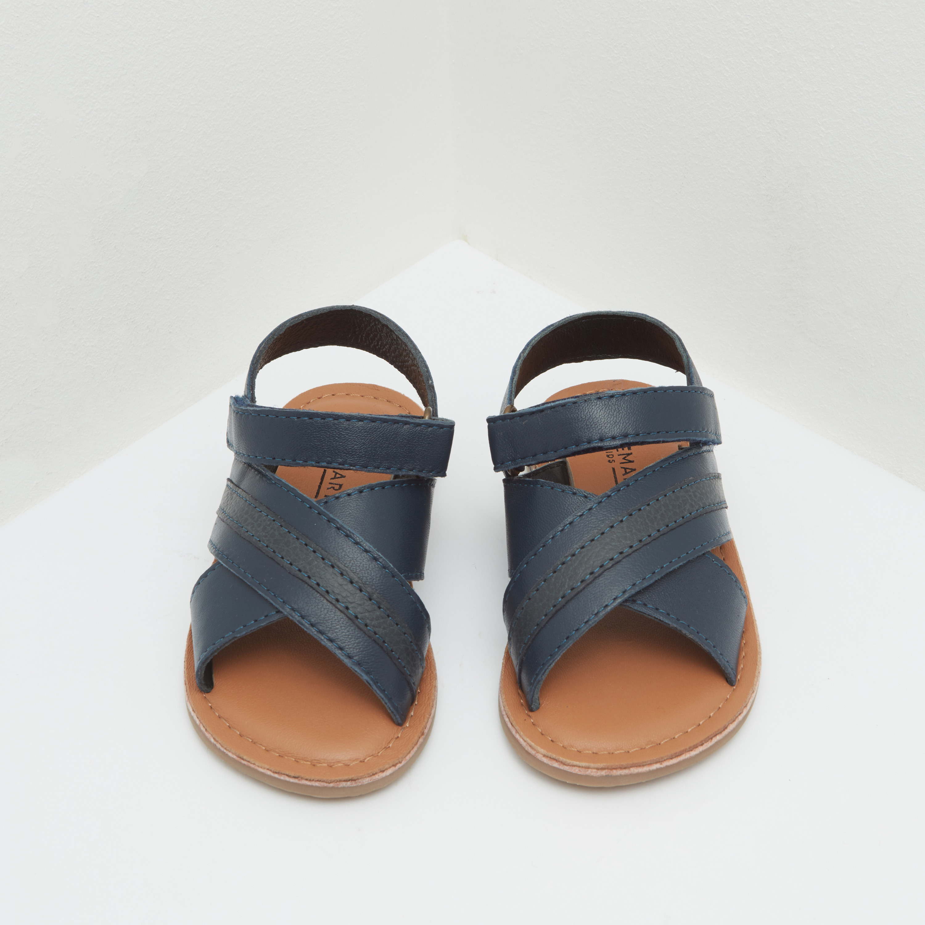 صندل بتفاصيل مغرّزة وحزام حول الكاحل وخطافة إغلاق-baby-boys-shoes-sandals-image-2