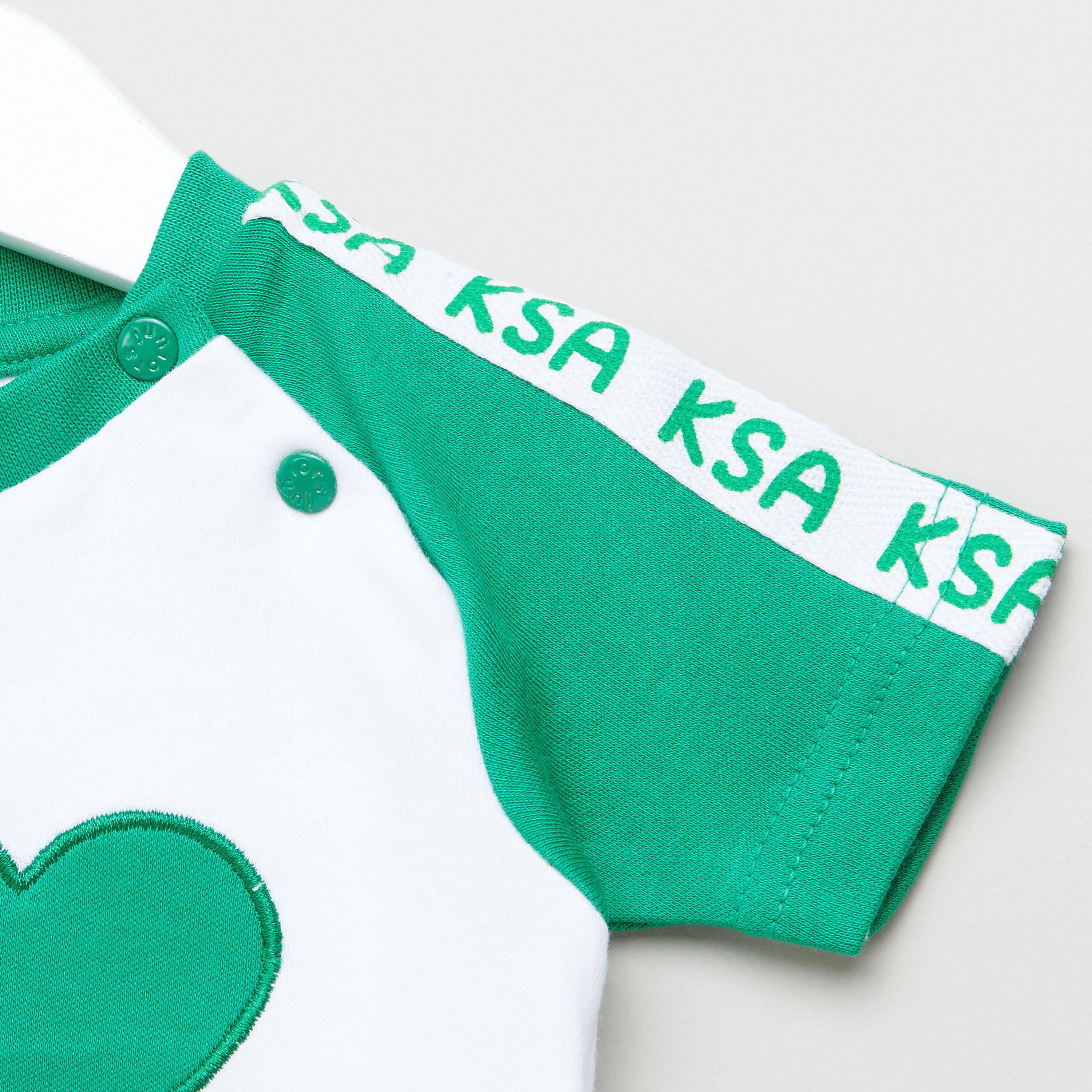تيشيرت بطبعات اليوم الوطني للمملكة العربية السعودية مع أكمام قصيرة من جونيورز-baby-boys-clothing-tshirtsandpolos-image-2