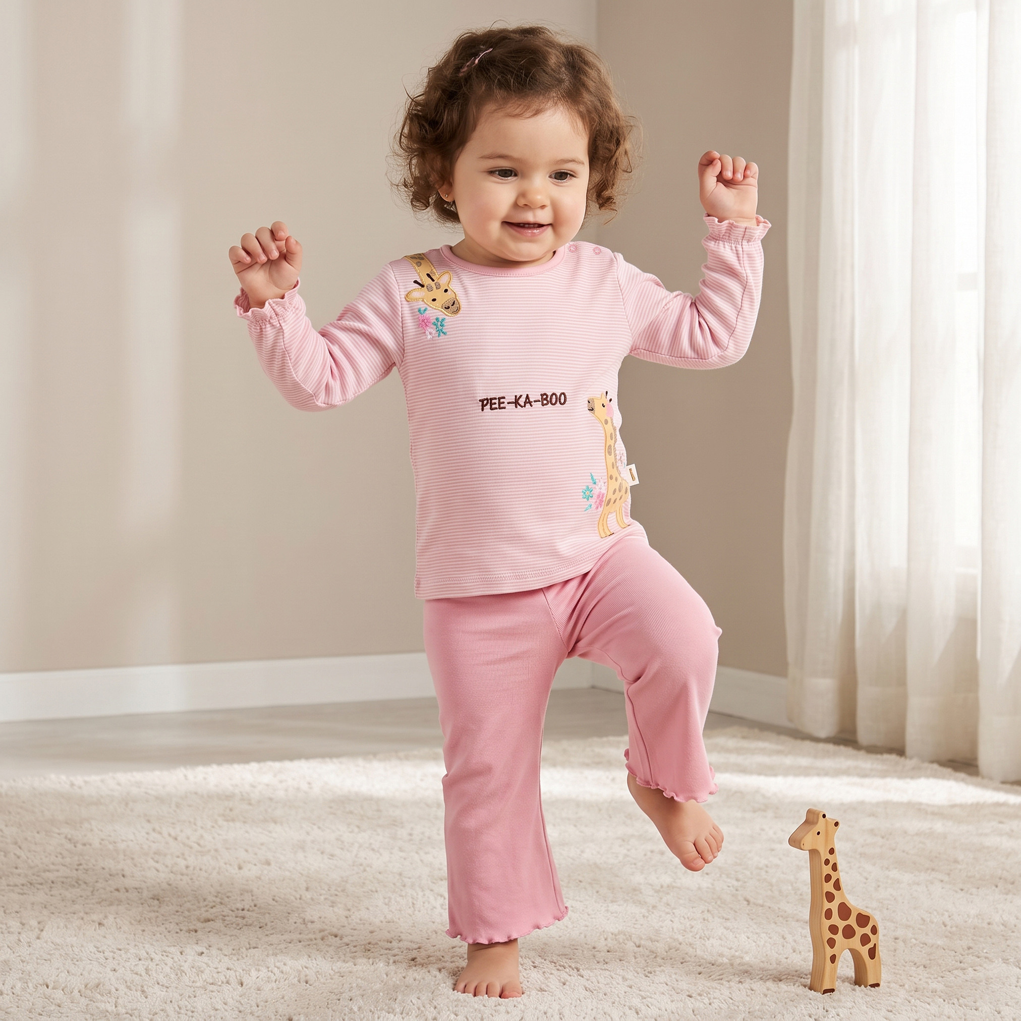 طقم بيجاما قطن بياقة ضيقة وأكمام طويلة وزخارف زرافة من جونيورز-baby-girls-clothing-nightwear-pyjamasets-image-1