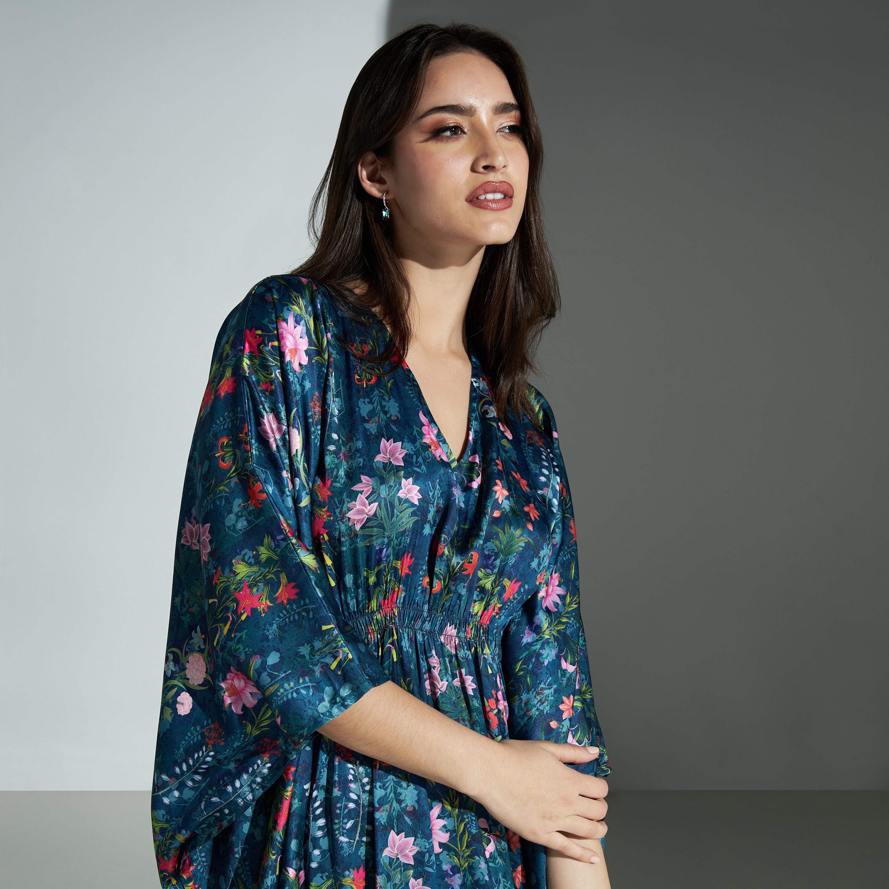 فستان طويل بأكمام قفطان وياقة v وطبعات أزهار من سي نوار -للأم-women-arabicclothing-kaftan-image-3