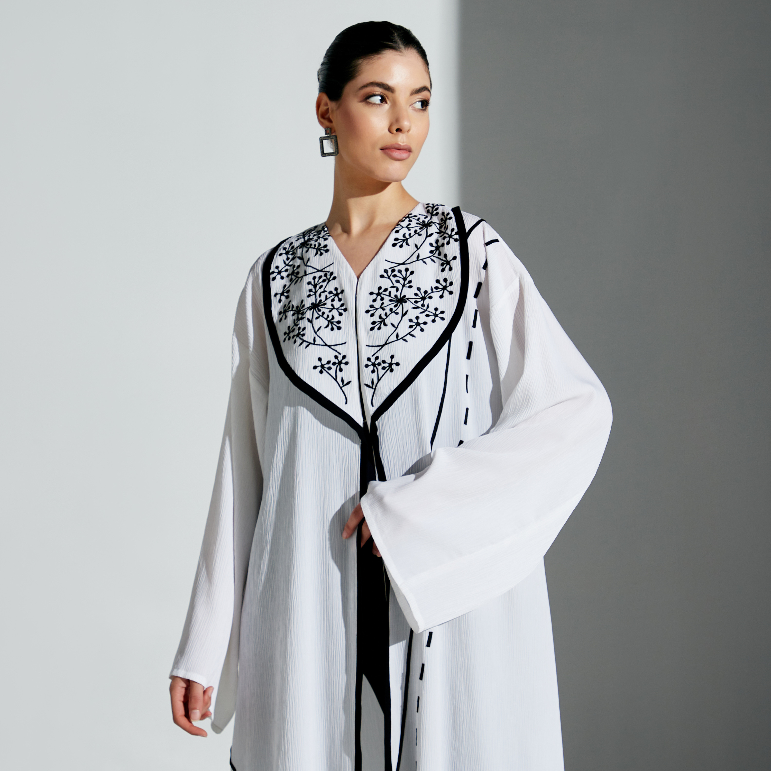 Si Noir Embroidered Abaya-women-arabicclothing-abayas-image-2