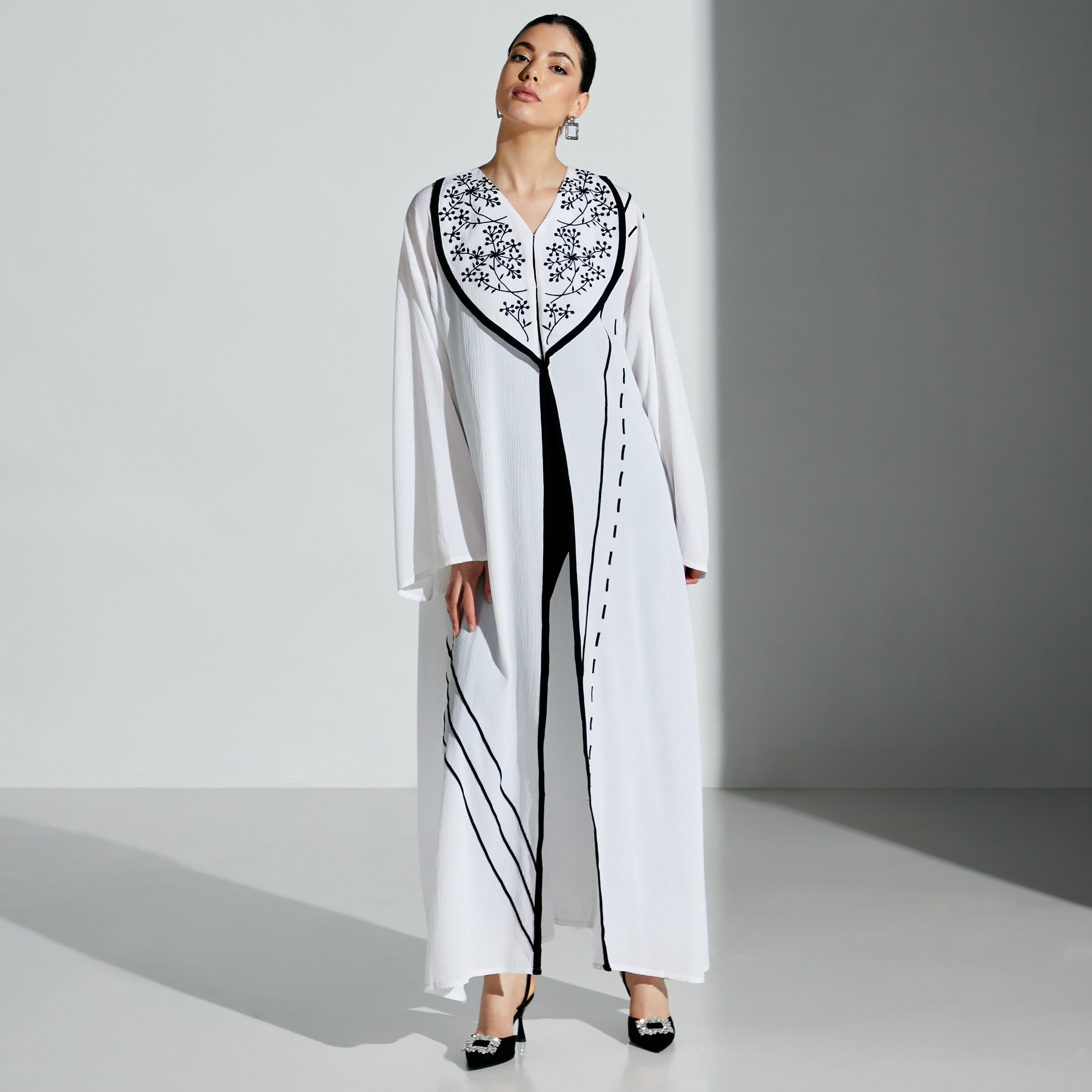 Si Noir Embroidered Abaya-women-arabicclothing-abayas-image-4