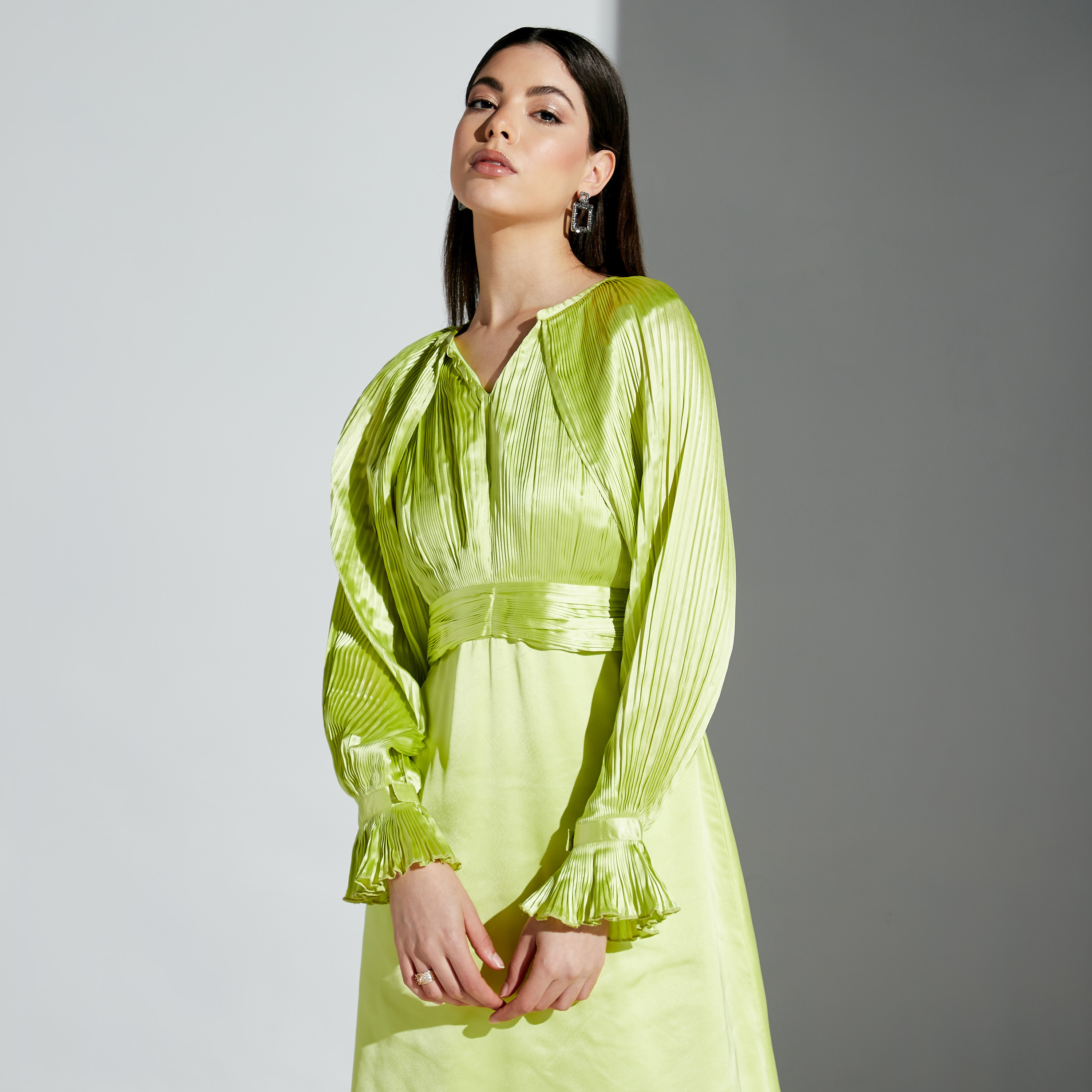Si Noir Pleated Midi Dress with Cinched Waist and Long Sleeves-women-clothing-dresses-image-2
