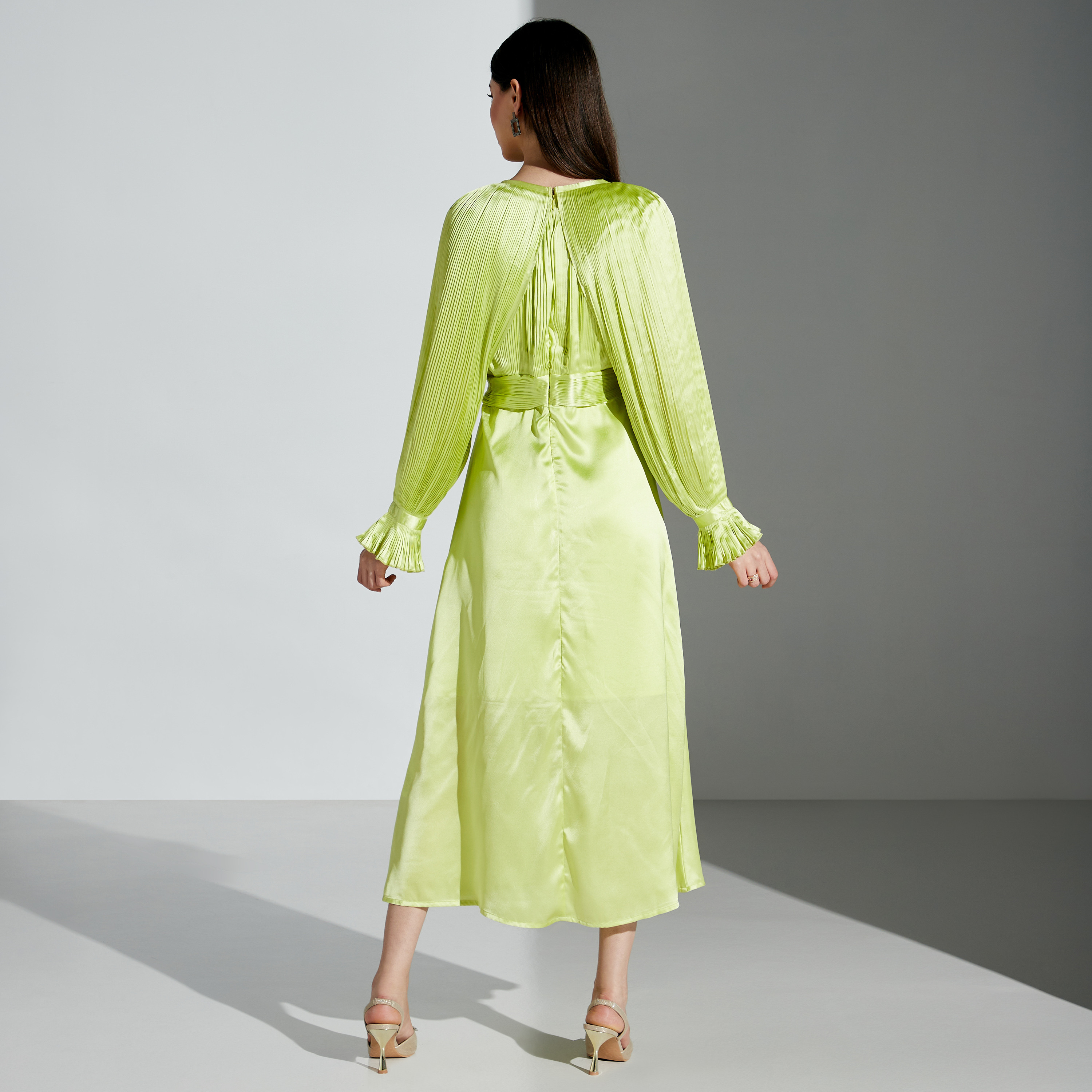 Si Noir Pleated Midi Dress with Cinched Waist and Long Sleeves-women-clothing-dresses-image-5