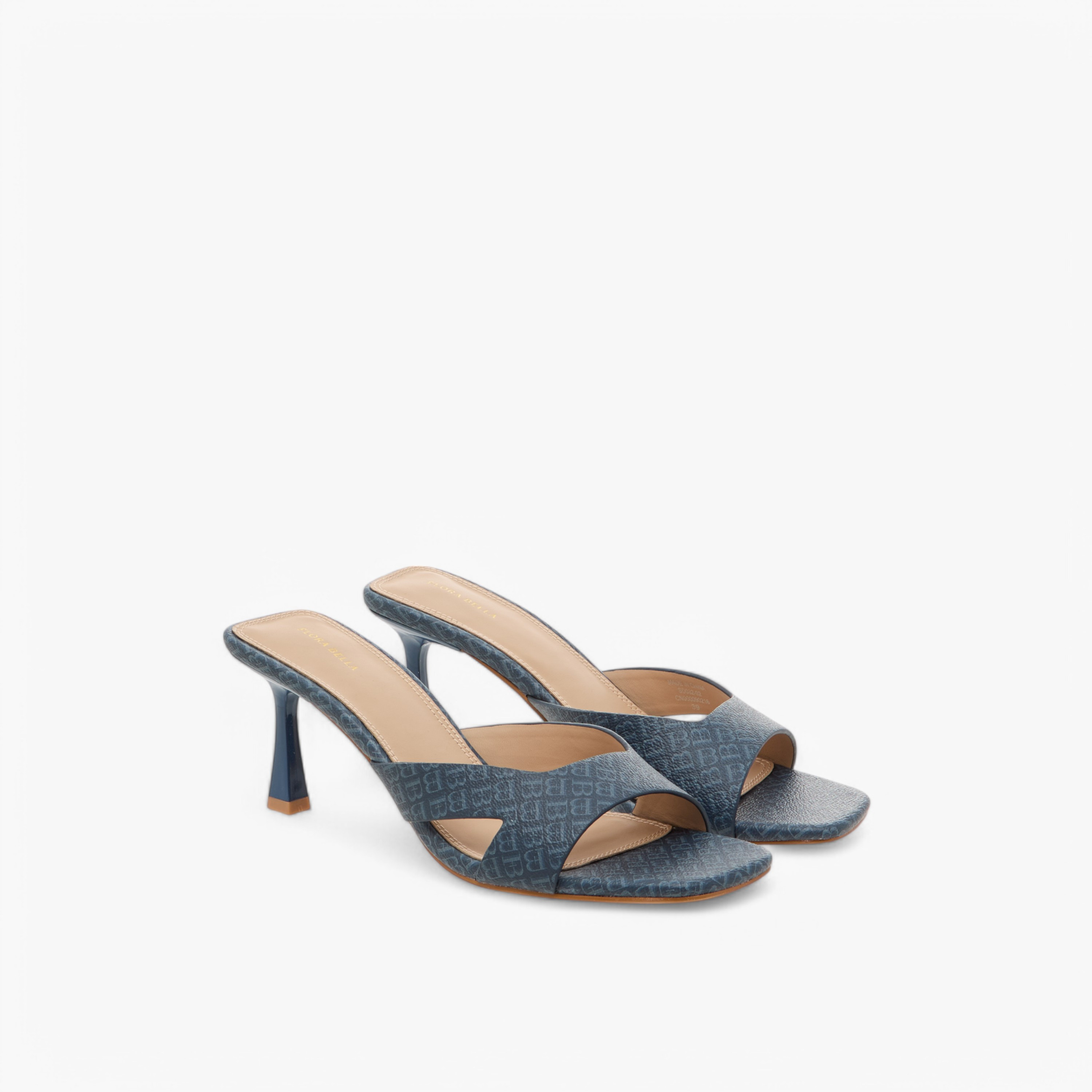 صندل سهل الارتداء بطبعات مونوجرام وكعب لامع من فلورا بيلا-women-shoes-sandals-heeled-image-1
