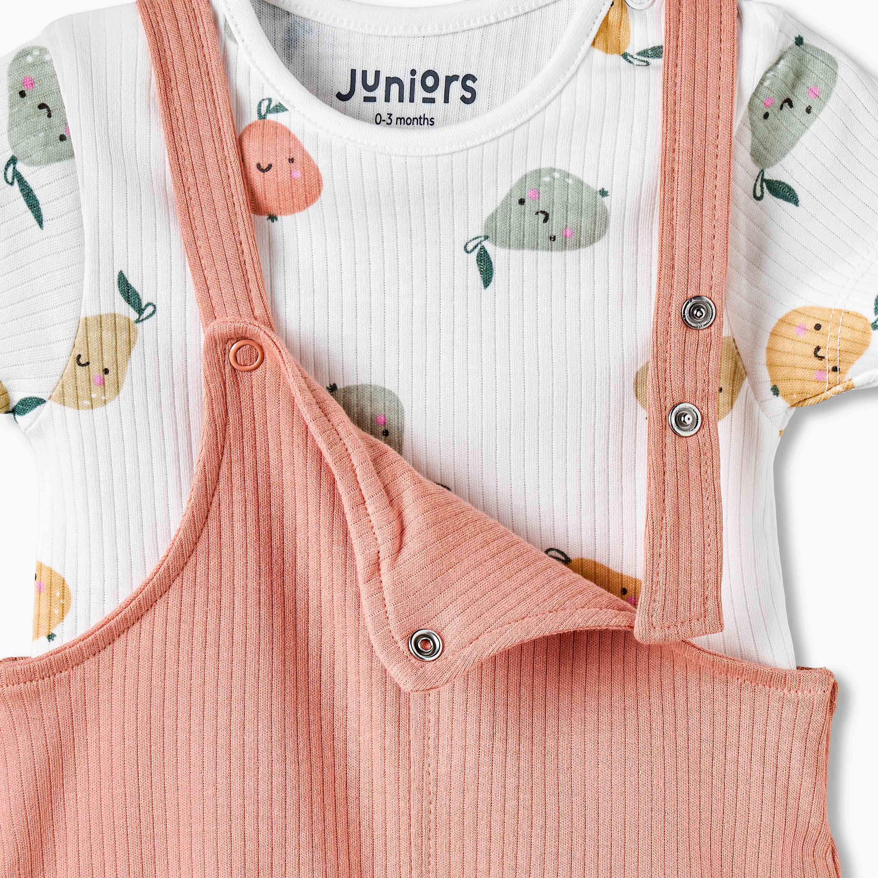 طقم تيشيرت بياقة ضيقة وأكمام قصيرة مع دنغري بطبعات فواكه من جونيورز-baby-boys-clothing-setsandcoords-image-6