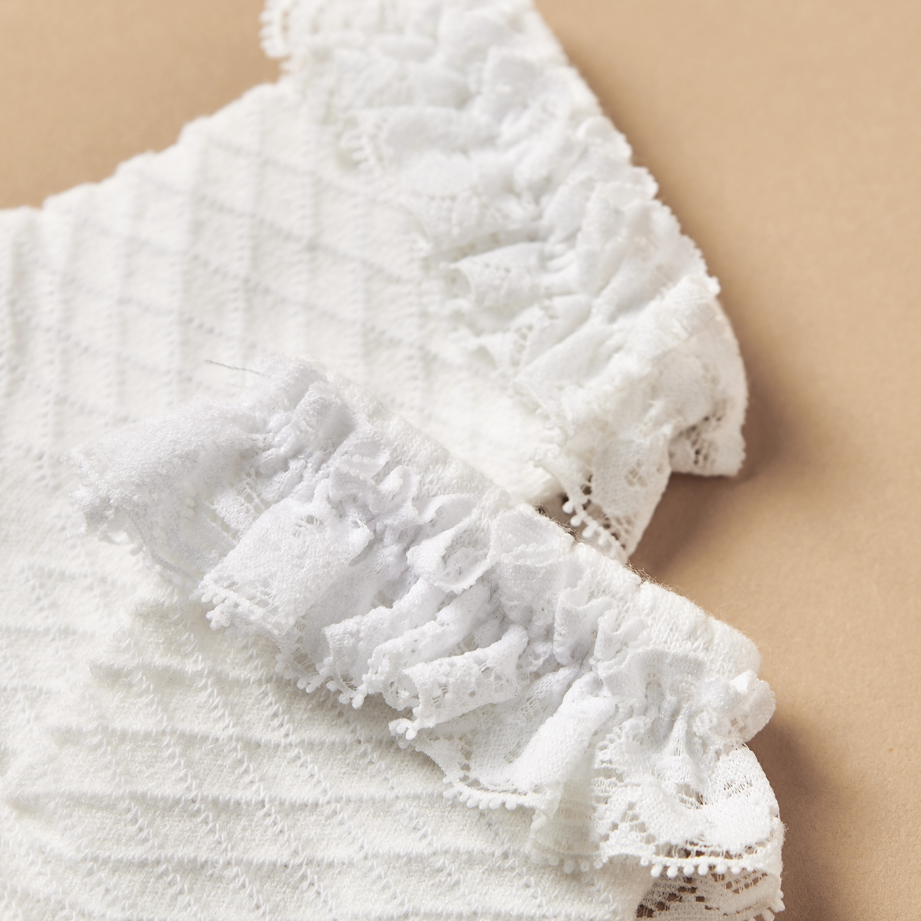 جوارب بارزة الملمس بتفاصيل كشكش من جيجلز-baby-girls-clothing-innerwear-image-3
