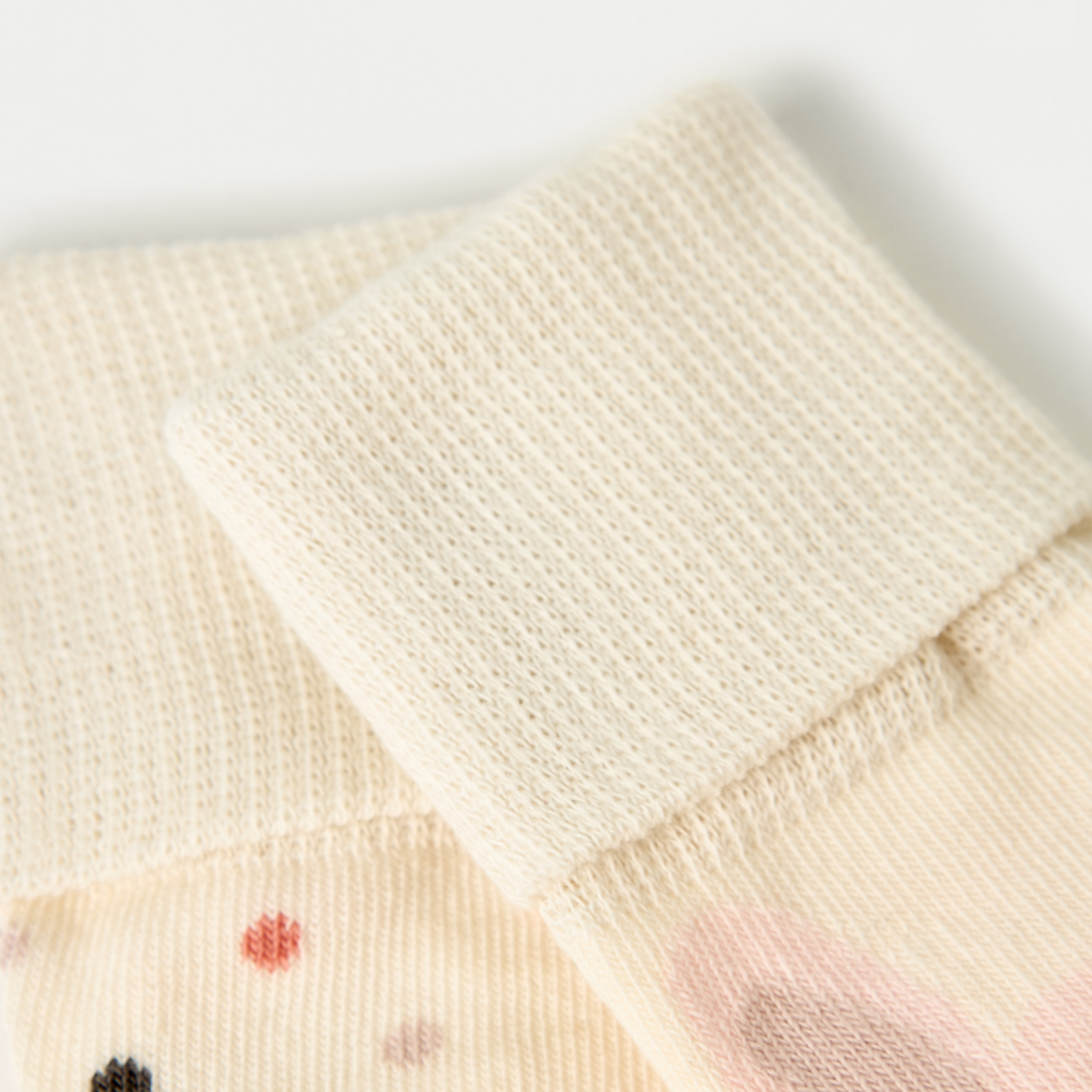 طقم جوارب زوجين بطول الكاحل وطبعات من جونيورز-promo_babyshop_Buy3for1_OMN230426-image-3