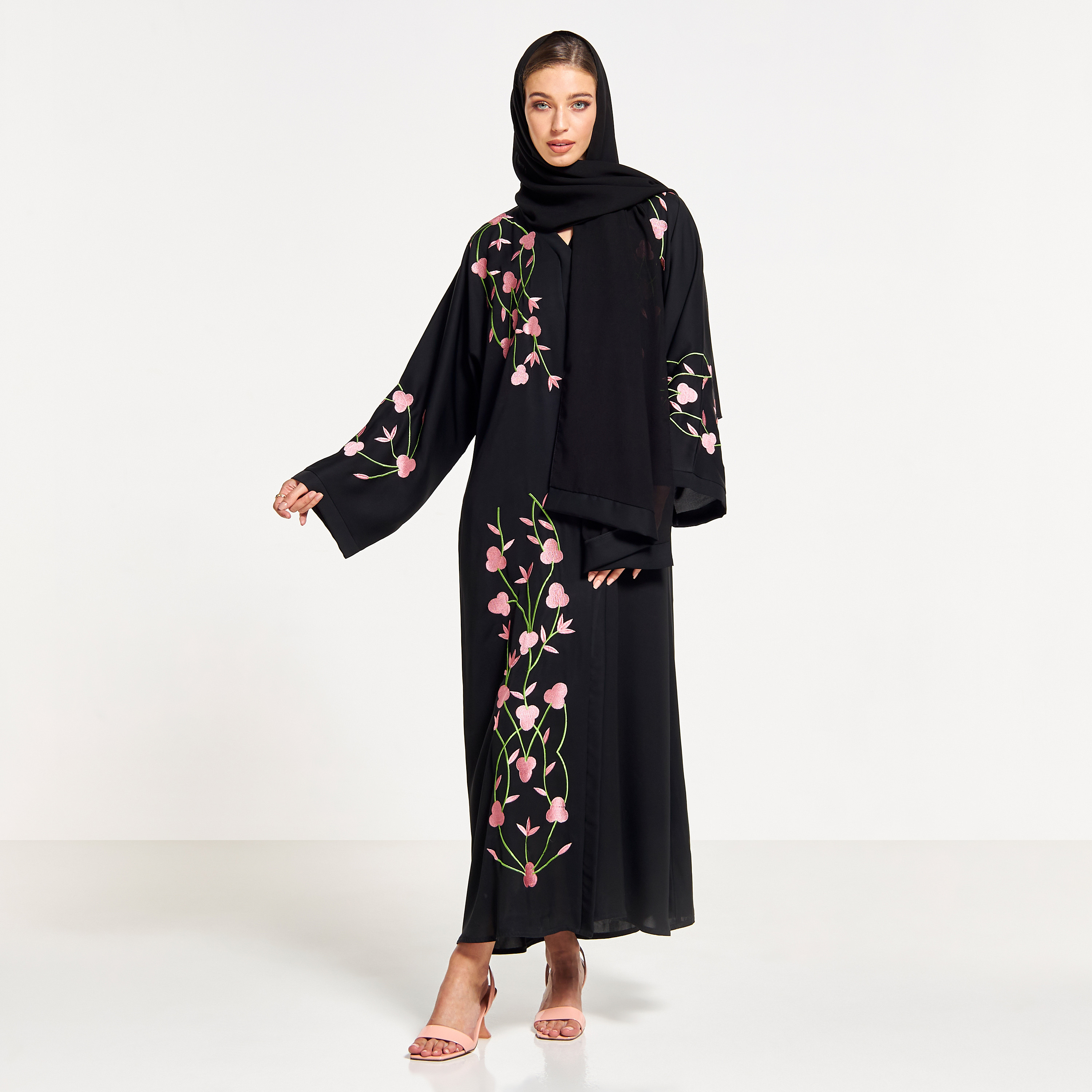 عباية بياقة V وتطريز زهري من إل إس-women-arabicclothing-abayas-image-1
