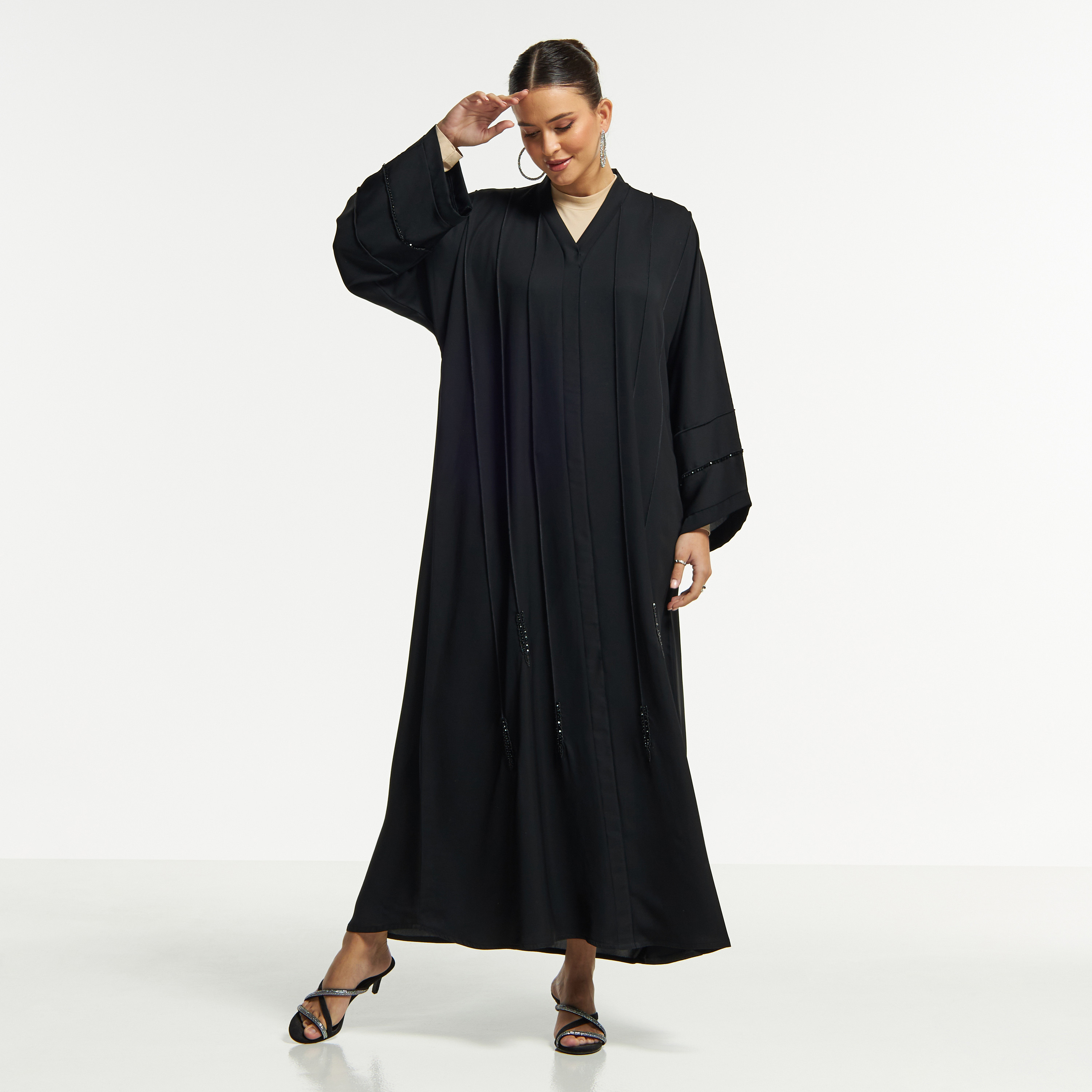 عباية بكُسرات وياقة V وتزيينات خرز من إل إس-women-arabicclothing-abayas-image-1