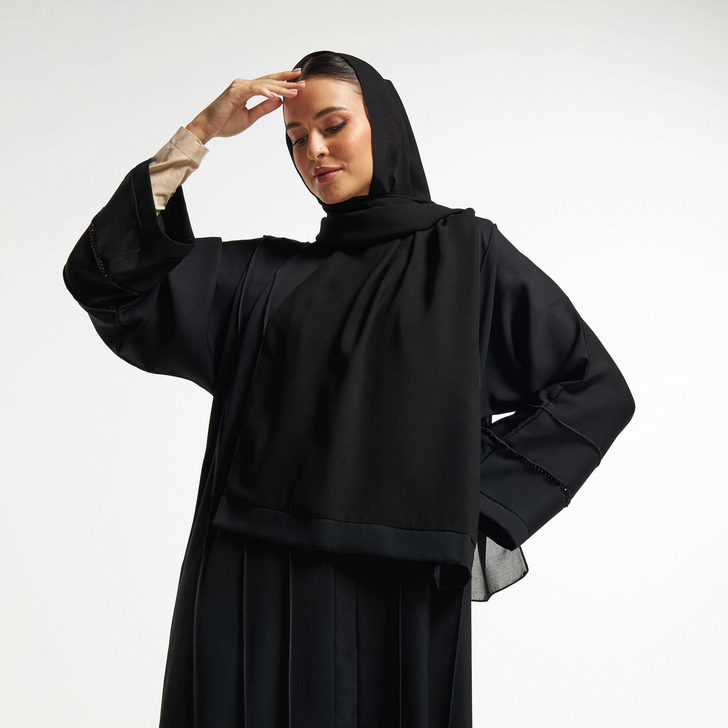 عباية بكُسرات وياقة V وتزيينات خرز من إل إس-women-arabicclothing-abayas-image-2