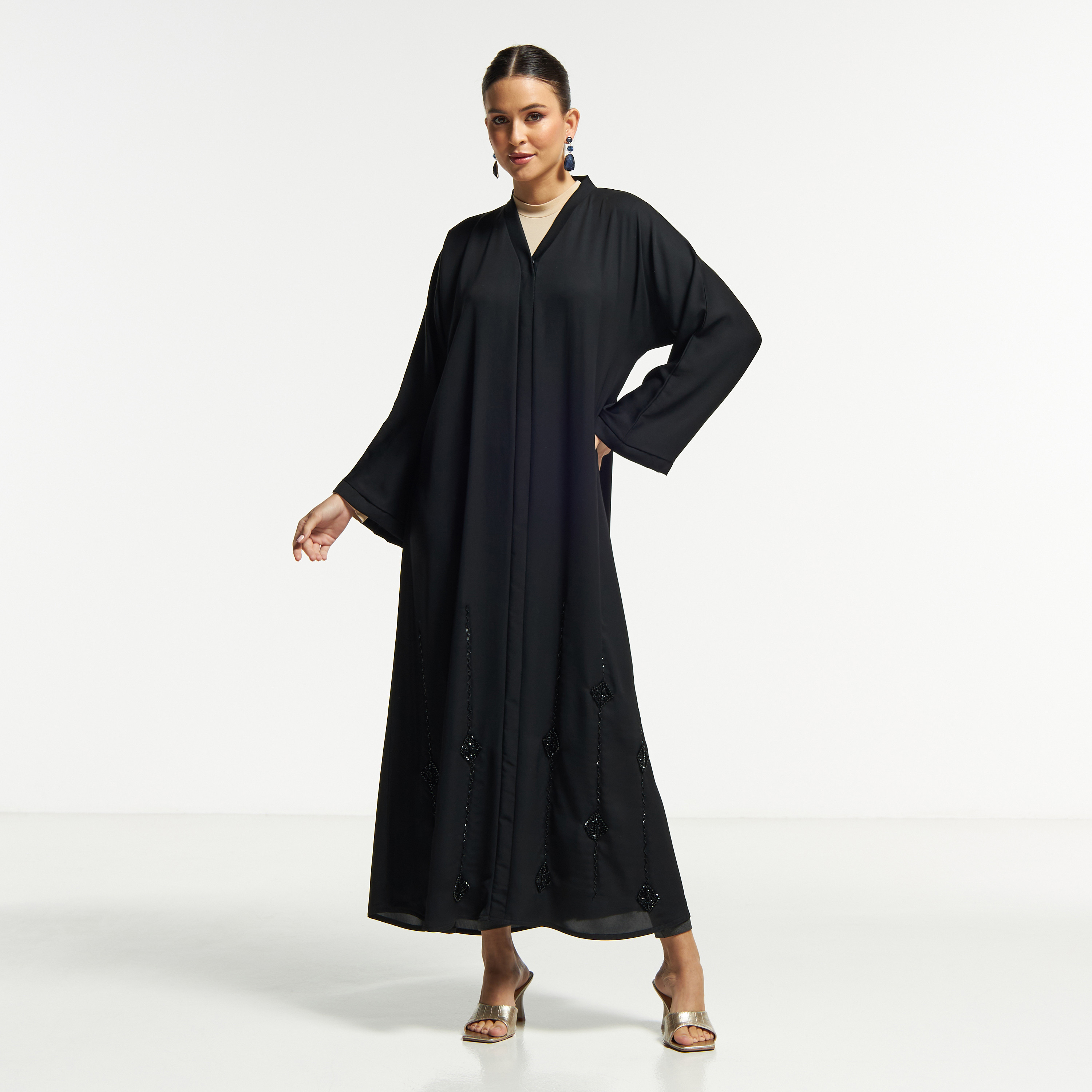 عباية بياقة V وتزيينات خرز مع حجاب من إل إس-women-arabicclothing-abayas-image-1