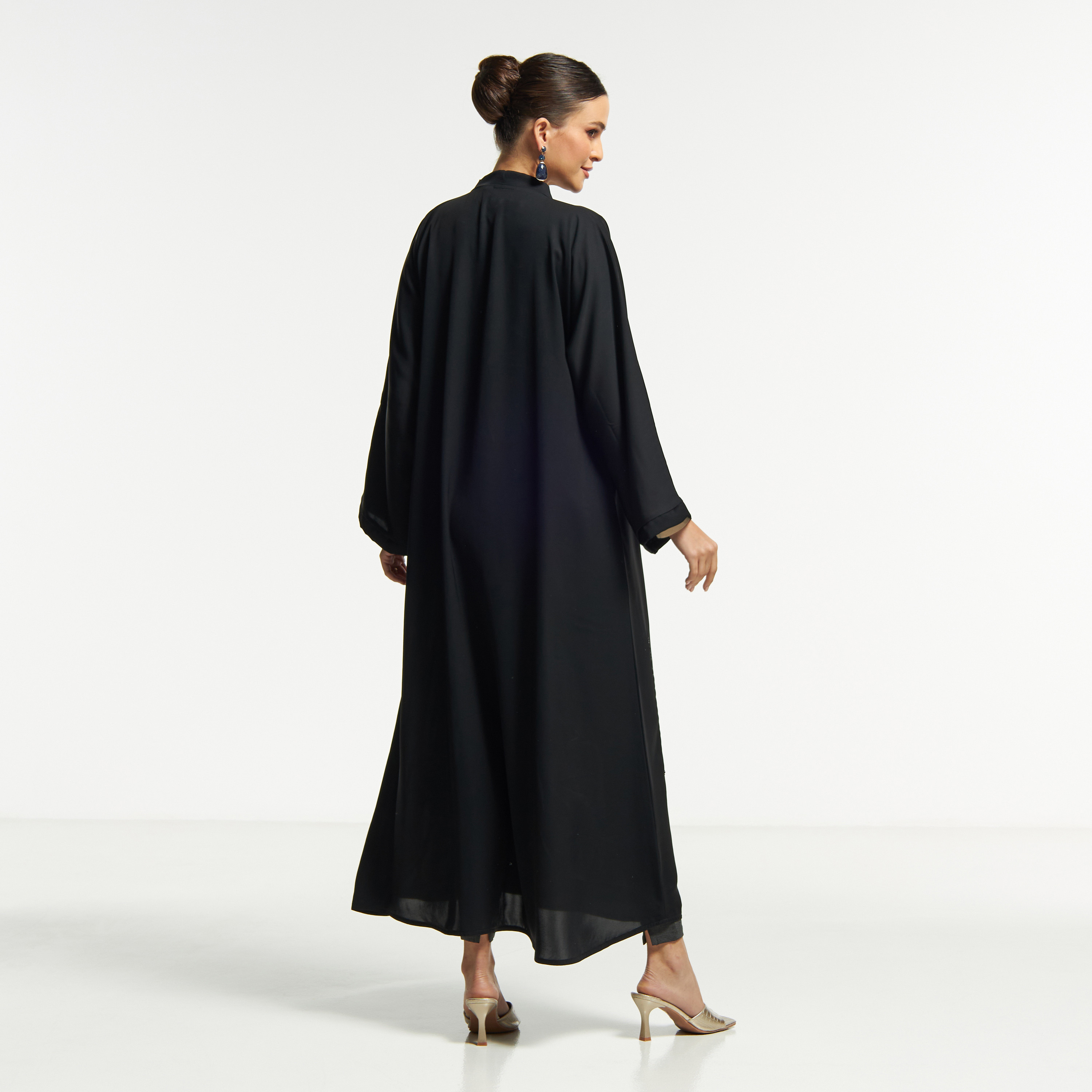 عباية بياقة V وتزيينات خرز مع حجاب من إل إس-women-arabicclothing-abayas-image-5
