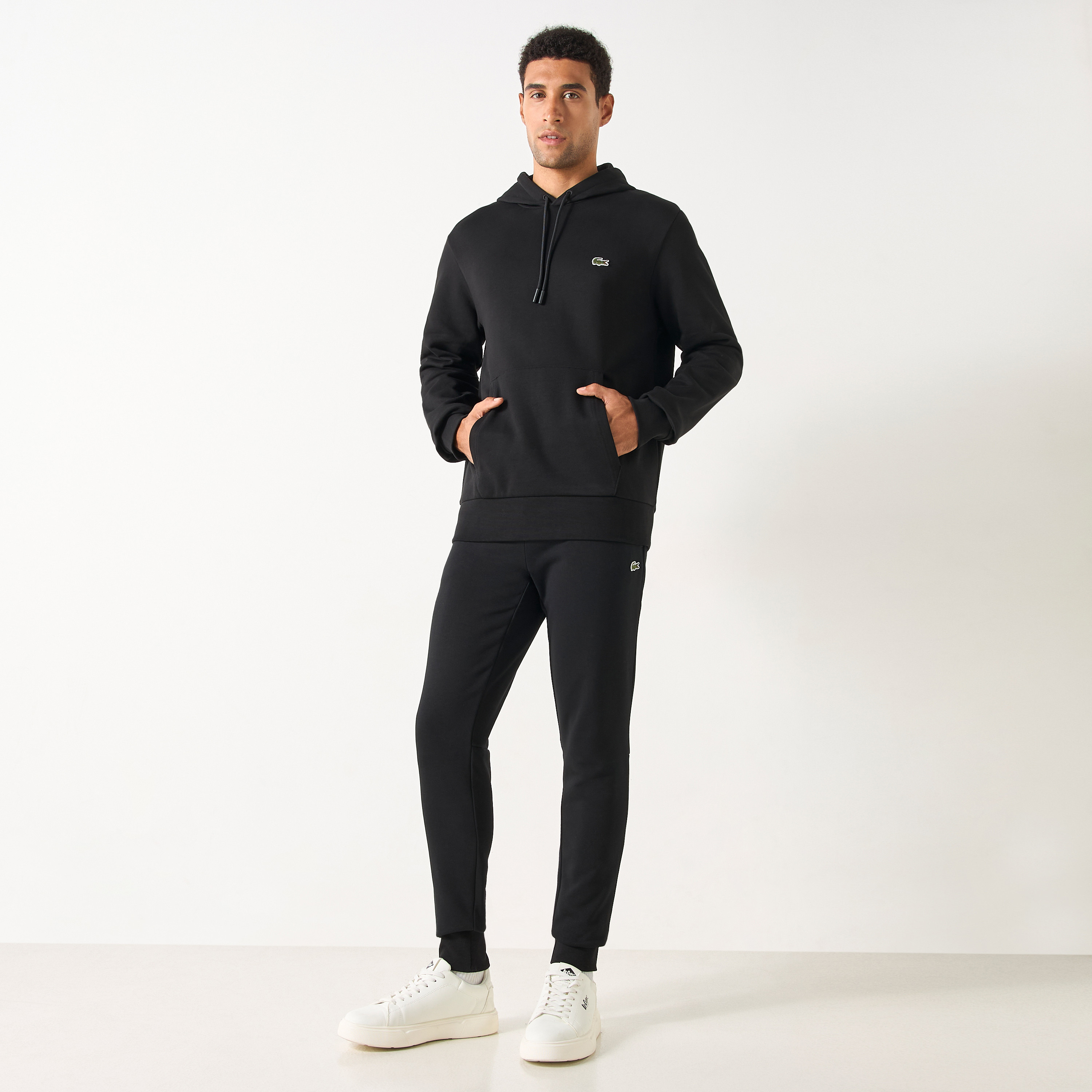سويت شيرت سادة بقبّعة وأكمام طويلة وجيوب كنغر من لاكوست-men-clothing-hoodiesandsweatshirts-image-2