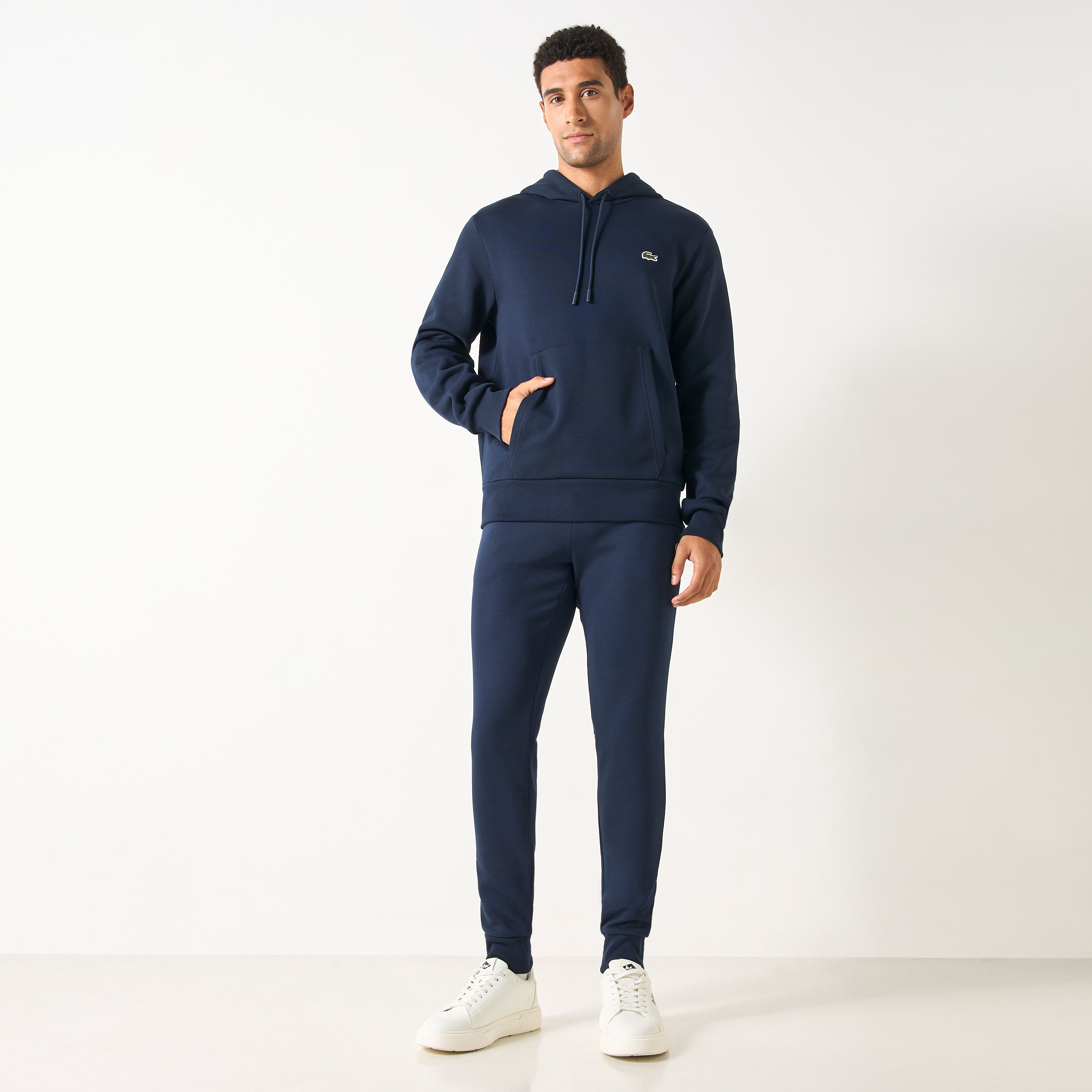 سويت شيرت سادة بقبعة وجيب كانجارو من لاكوست-men-clothing-hoodiesandsweatshirts-image-2