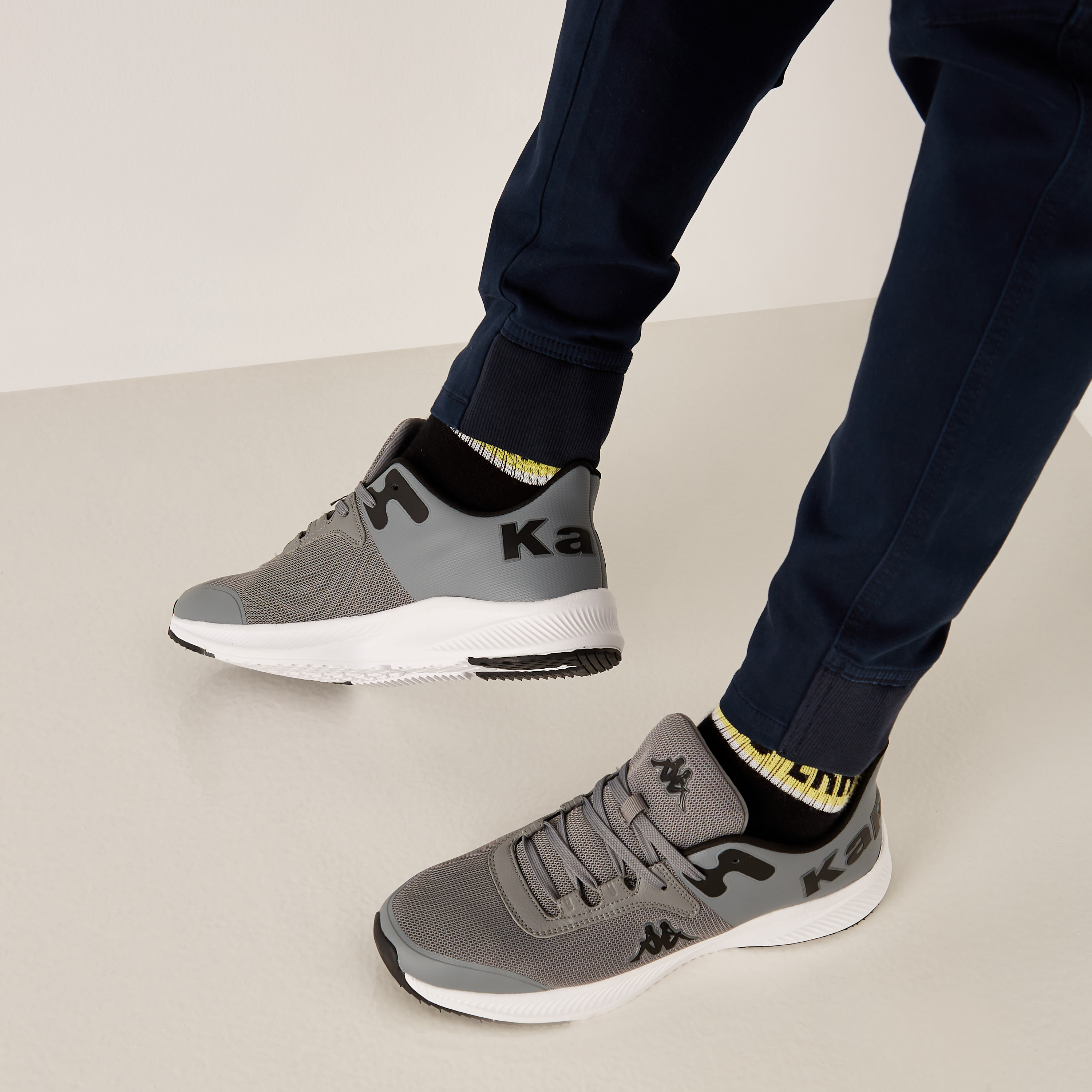 حذاء سنيكرز برباط إغلاق وكاحل منخفض للرجال من كابا-sports-men-shoes-image-1