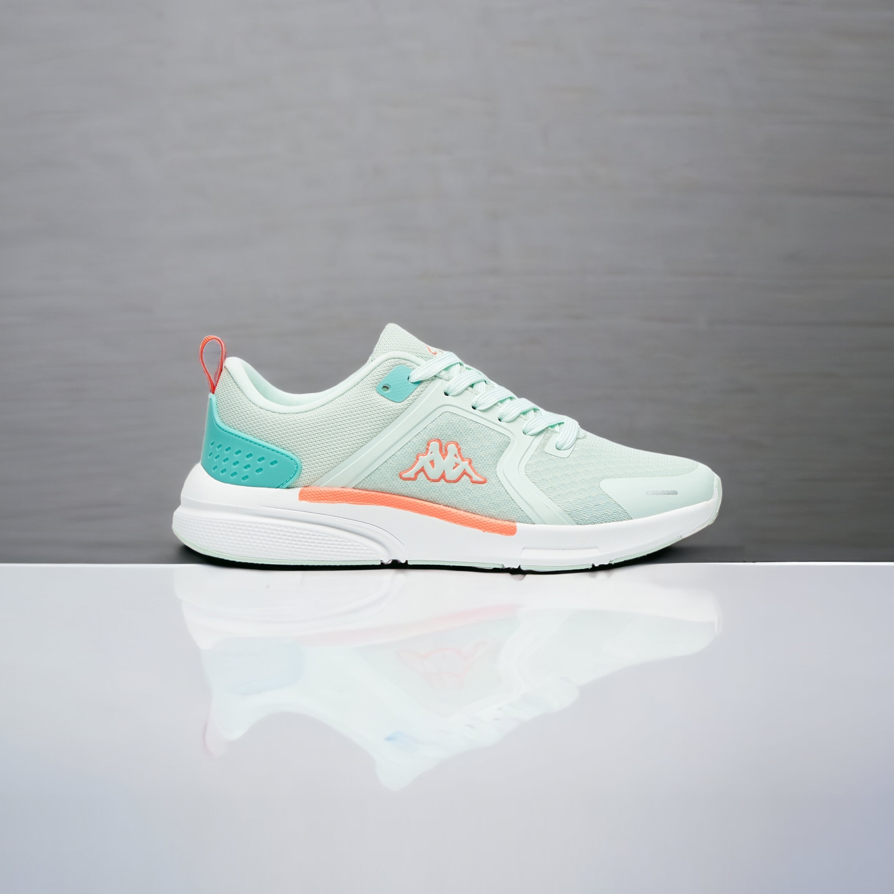 حذاء سنيكرز بكاحل منخفض ورباط إغلاق للنساء من كابا-women-shoes-sneakers-image-1