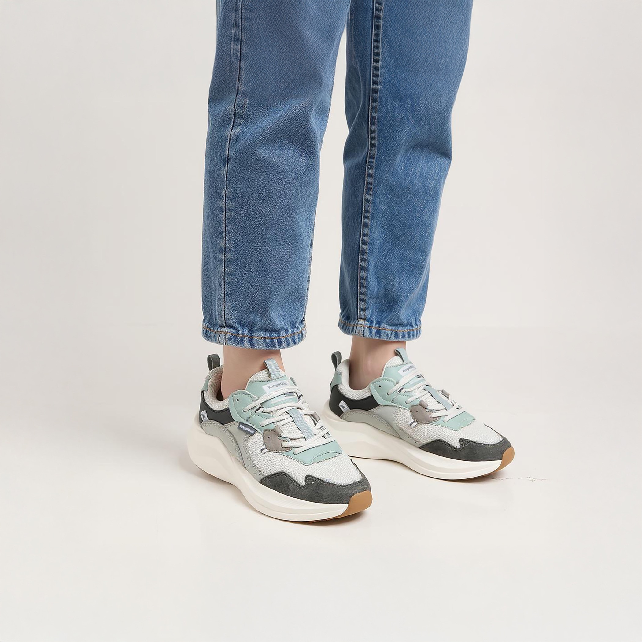 حذاء رياضي بألواح ورباط إغلاق للنساء من كانجاروز-women-shoes-sports-image-3