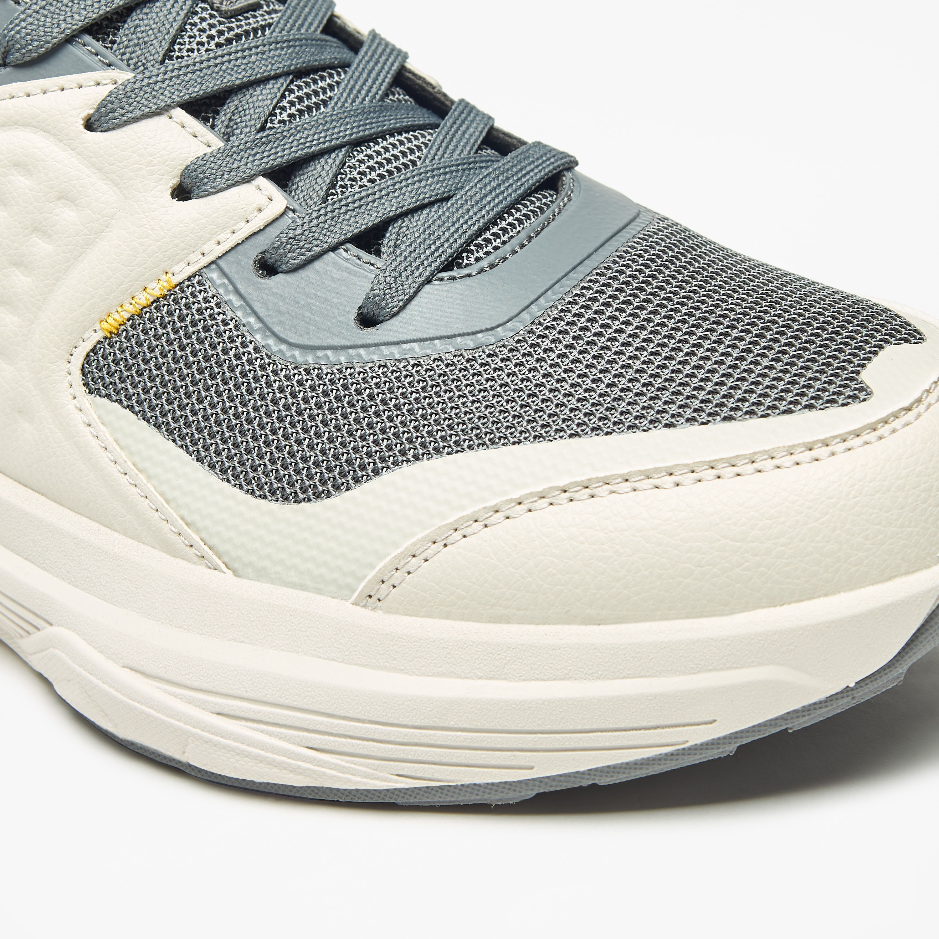 حذاء رياضي بارز الملمس برباط إغلاق للرجال من كابا-sports-men-shoes-image-5