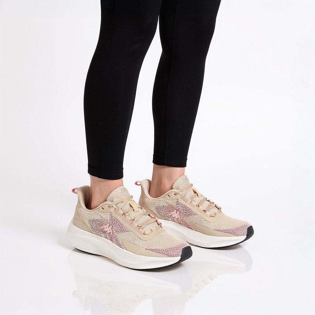 حذاء رياضي بتفاصيل شعار ورباط إغلاق للنساء من كابا-women-shoes-sports-image-2
