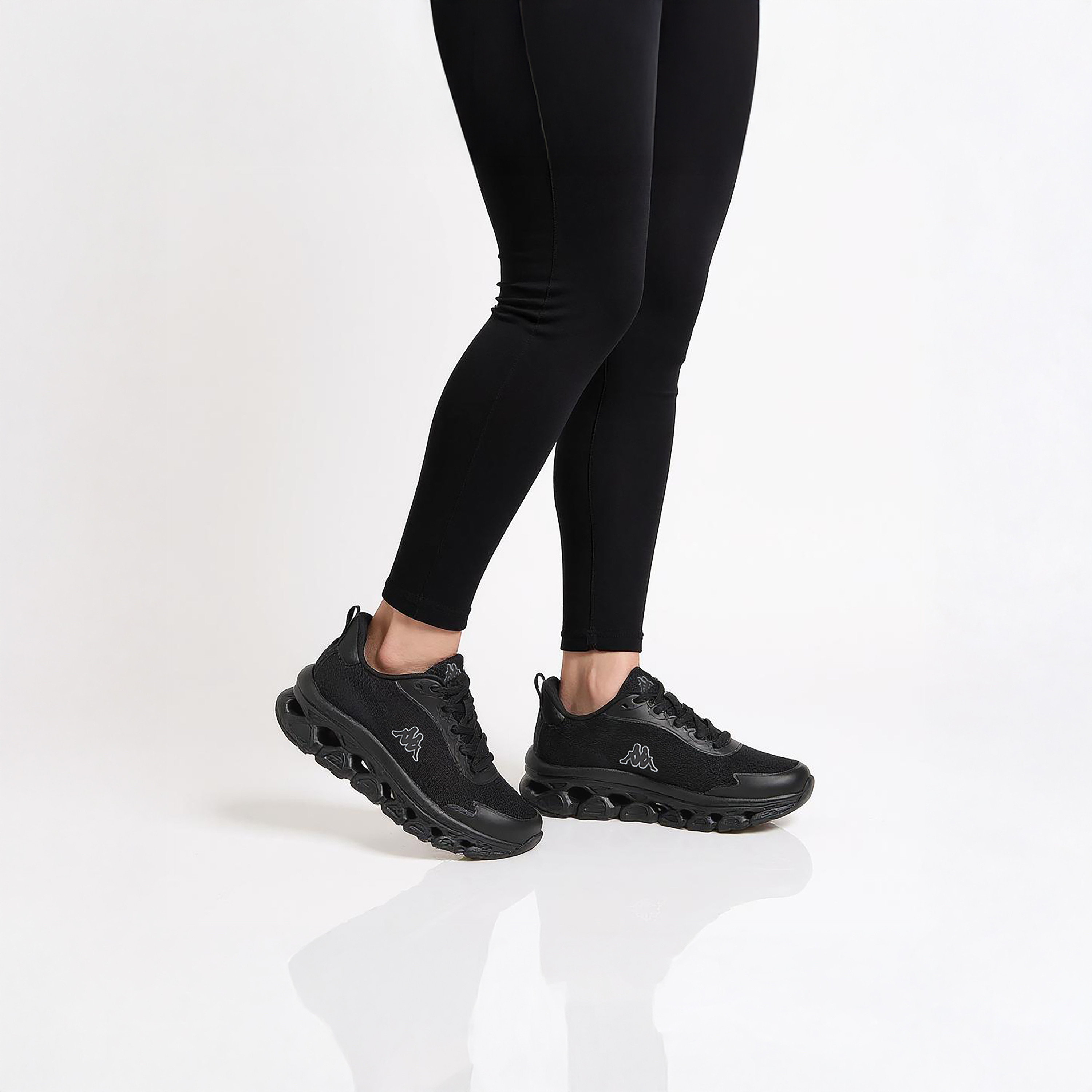 حذاء رياضي بتفاصيل شعار ورباط إغلاق للنساء من كابا-women-shoes-sports-image-3