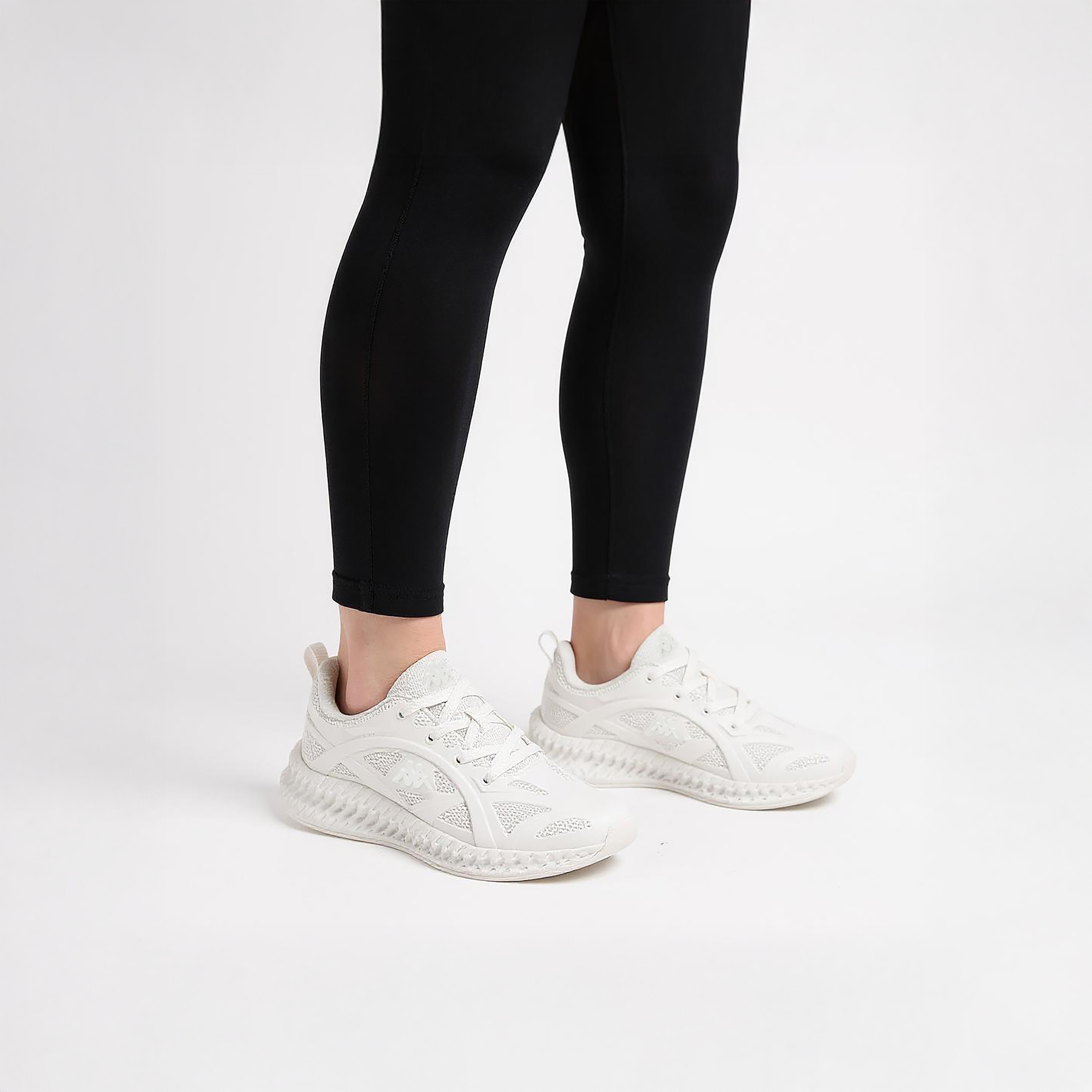 حذاء رياضي بألواح ورباط إغلاق من كابا-women-shoes-sports-image-3