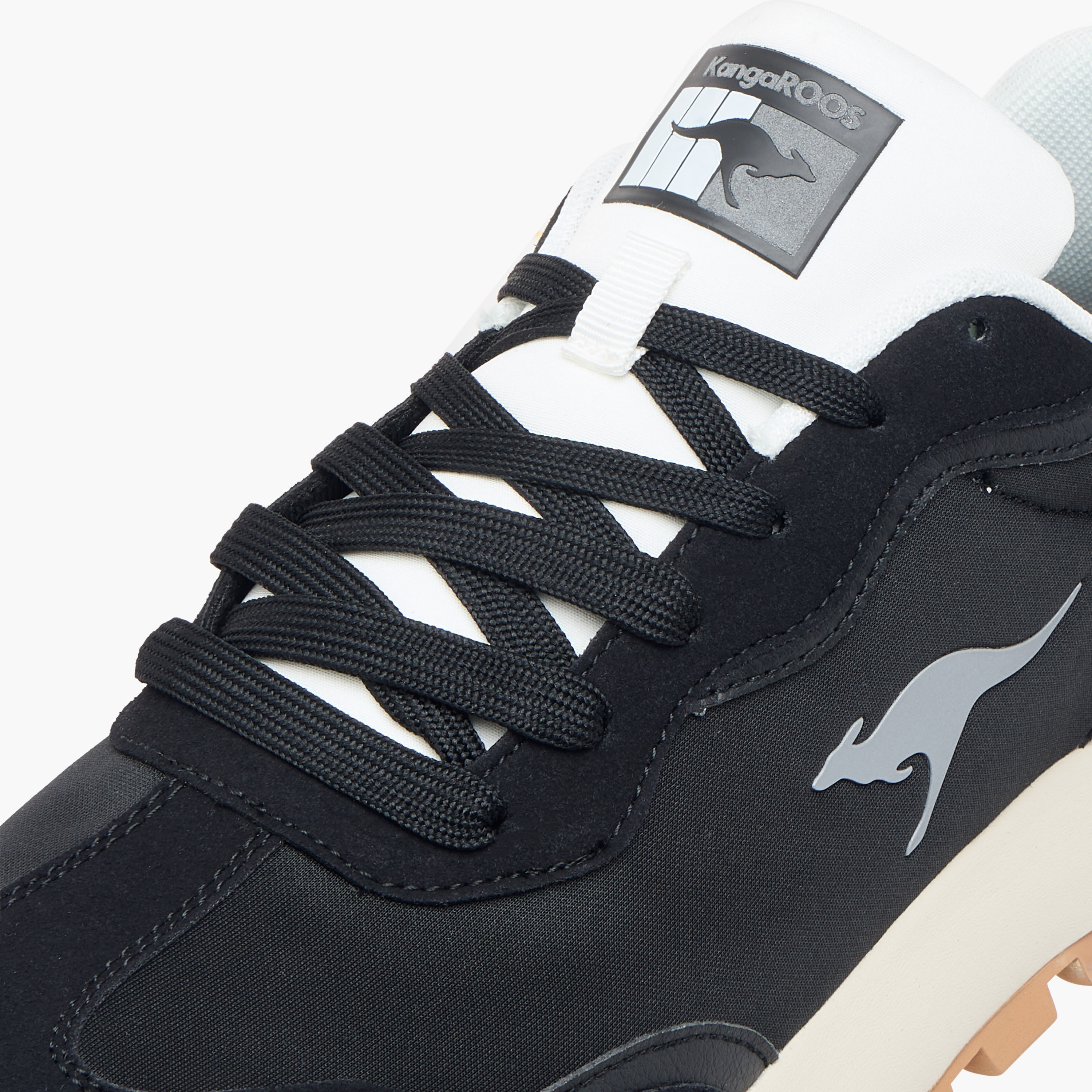 حذاء رياضي بطبعات شعار ورباط إغلاق للرجال من كانجاروز-sports-men-shoes-image-4