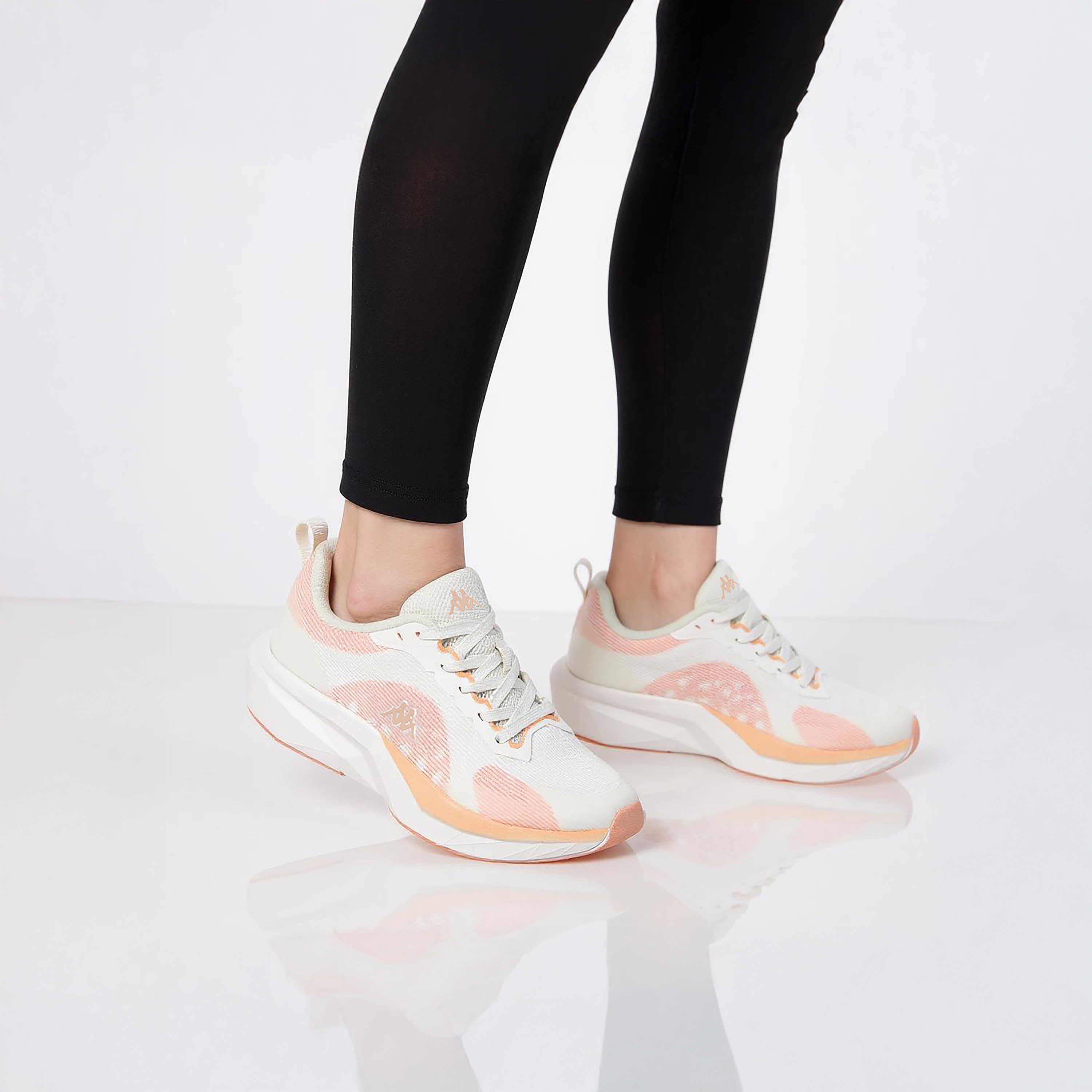 حذاء رياضي برباط إغلاق وتفاصيل شعار للنساء من كابا-women-shoes-sports-image-3