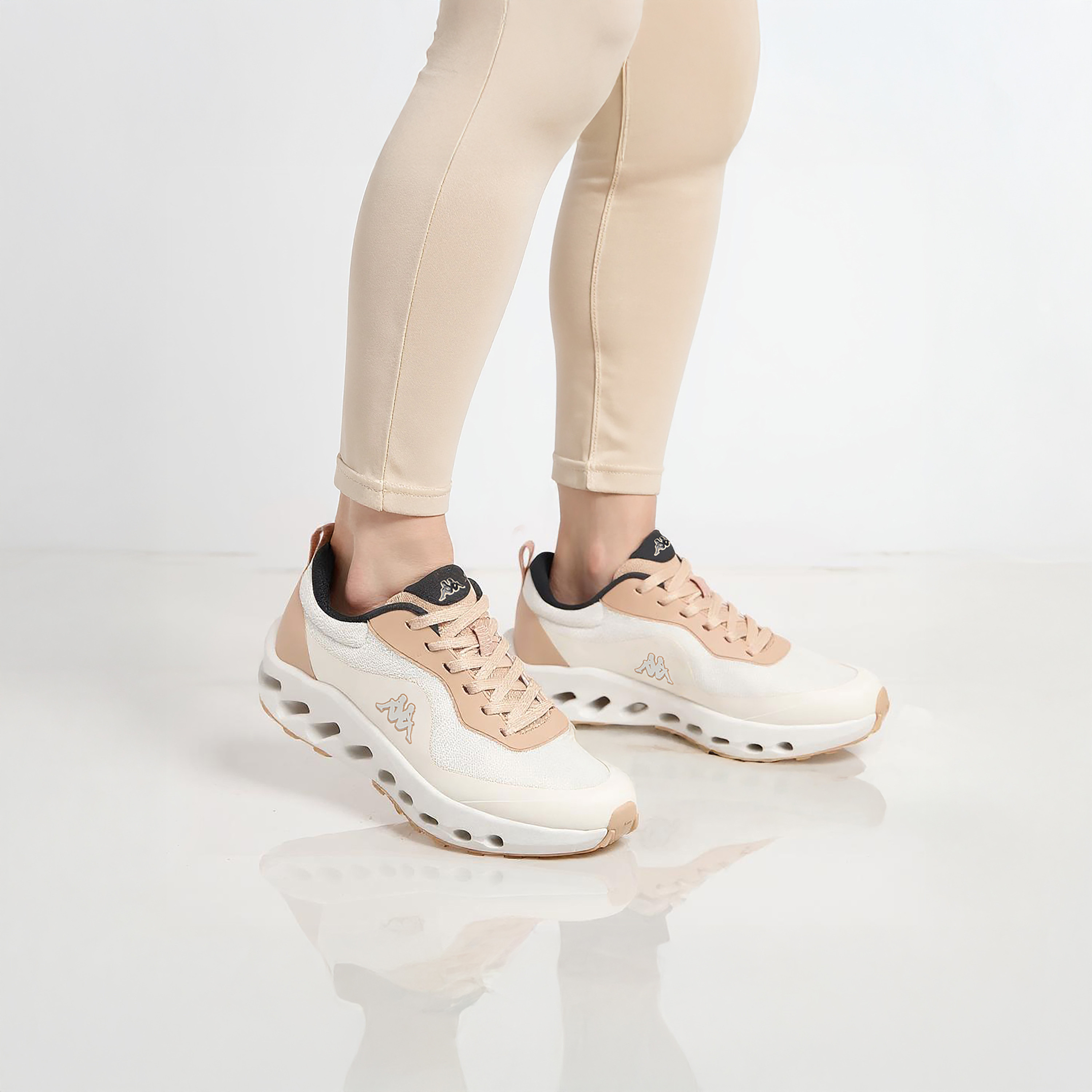 حذاء رياضي برباط إغلاق وتفاصيل شعار للنساء من كابا-women-shoes-sports-image-5