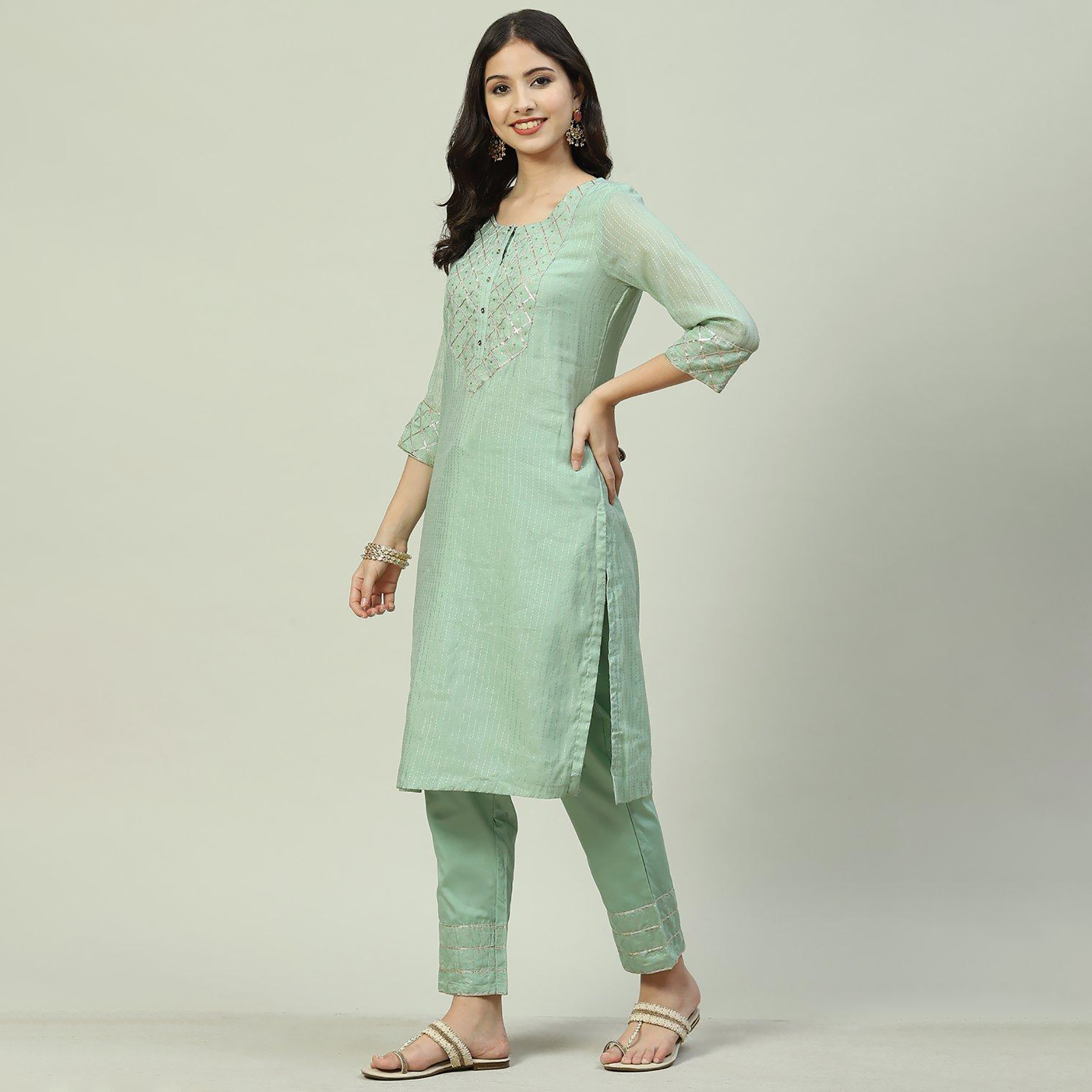 طقم كورتا وسروال بيبا مخطط من قطعتين بياقة دائرية مع مزين بغوتا باتي وسكوينس-women-clothing-ethnicwear-salwarsuits-image-1