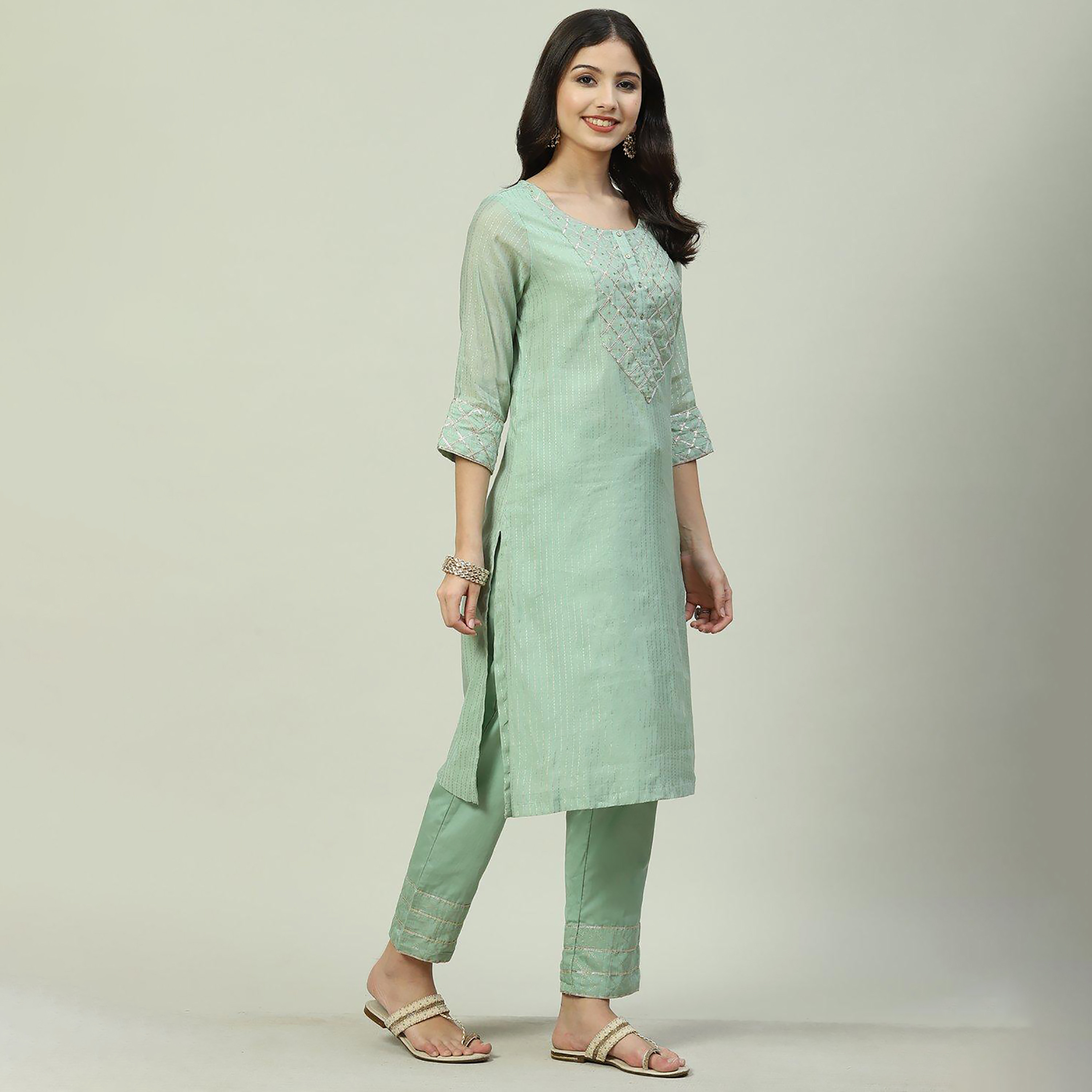 طقم كورتا وسروال بيبا مخطط من قطعتين بياقة دائرية مع مزين بغوتا باتي وسكوينس-women-clothing-ethnicwear-salwarsuits-image-4