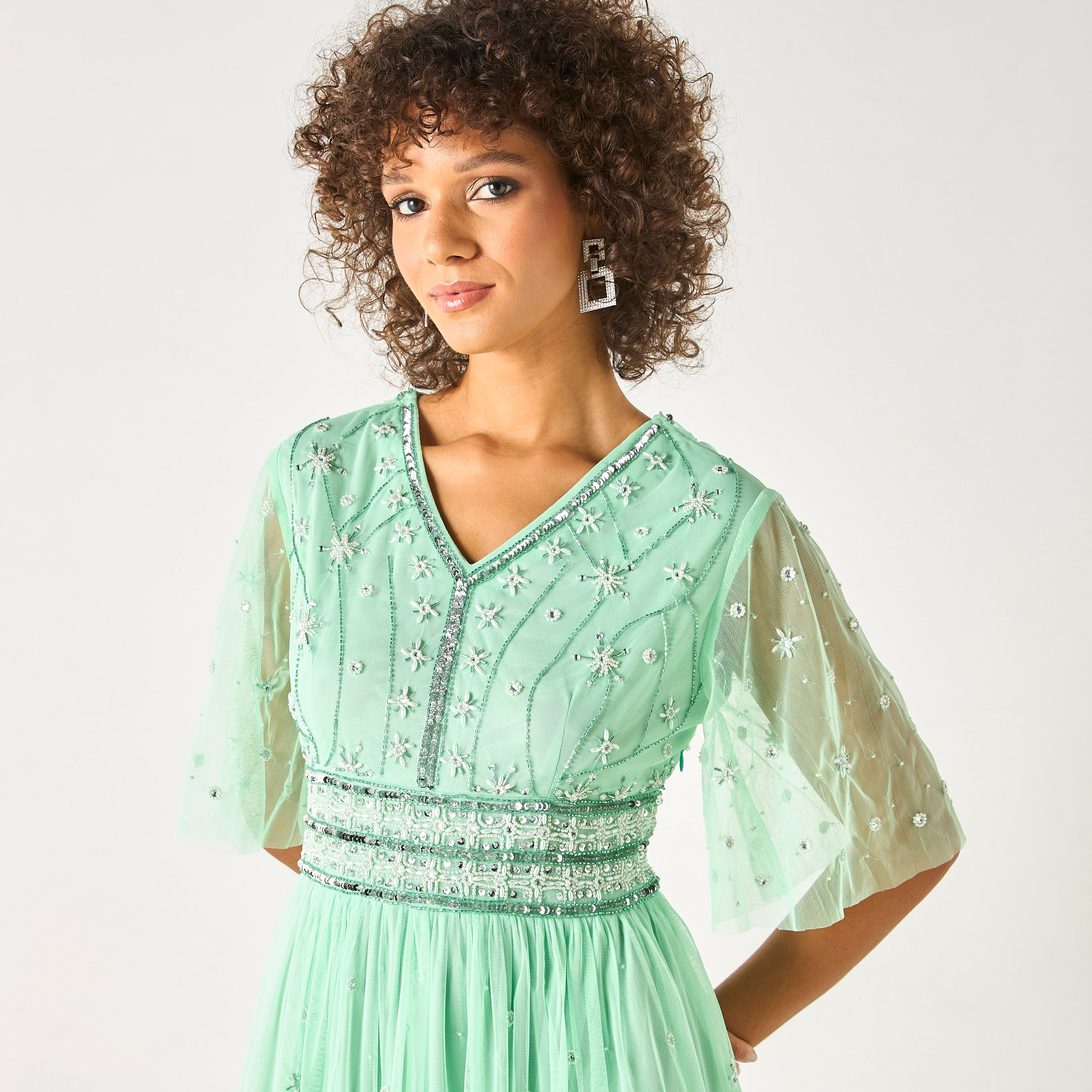 فستان ماكسي مزيّن بالأحجار بأكمام قصيرة وياقة V من تشارمي-women-clothing-dresses-image-4
