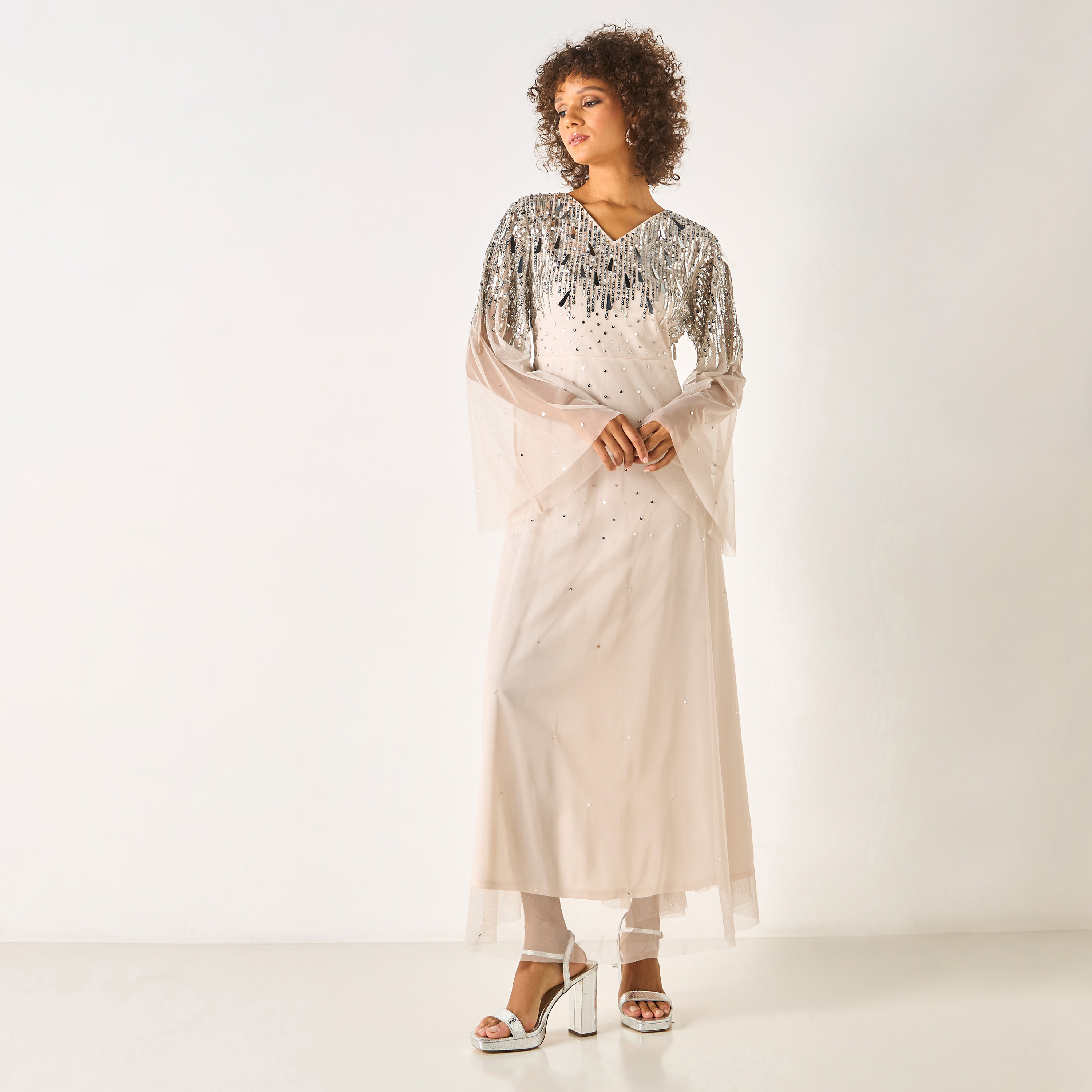 فستان طويل مزيّن بالترتر بأكمام طويلة وياقة شكل V من شارمي-women-clothing-dresses-image-1