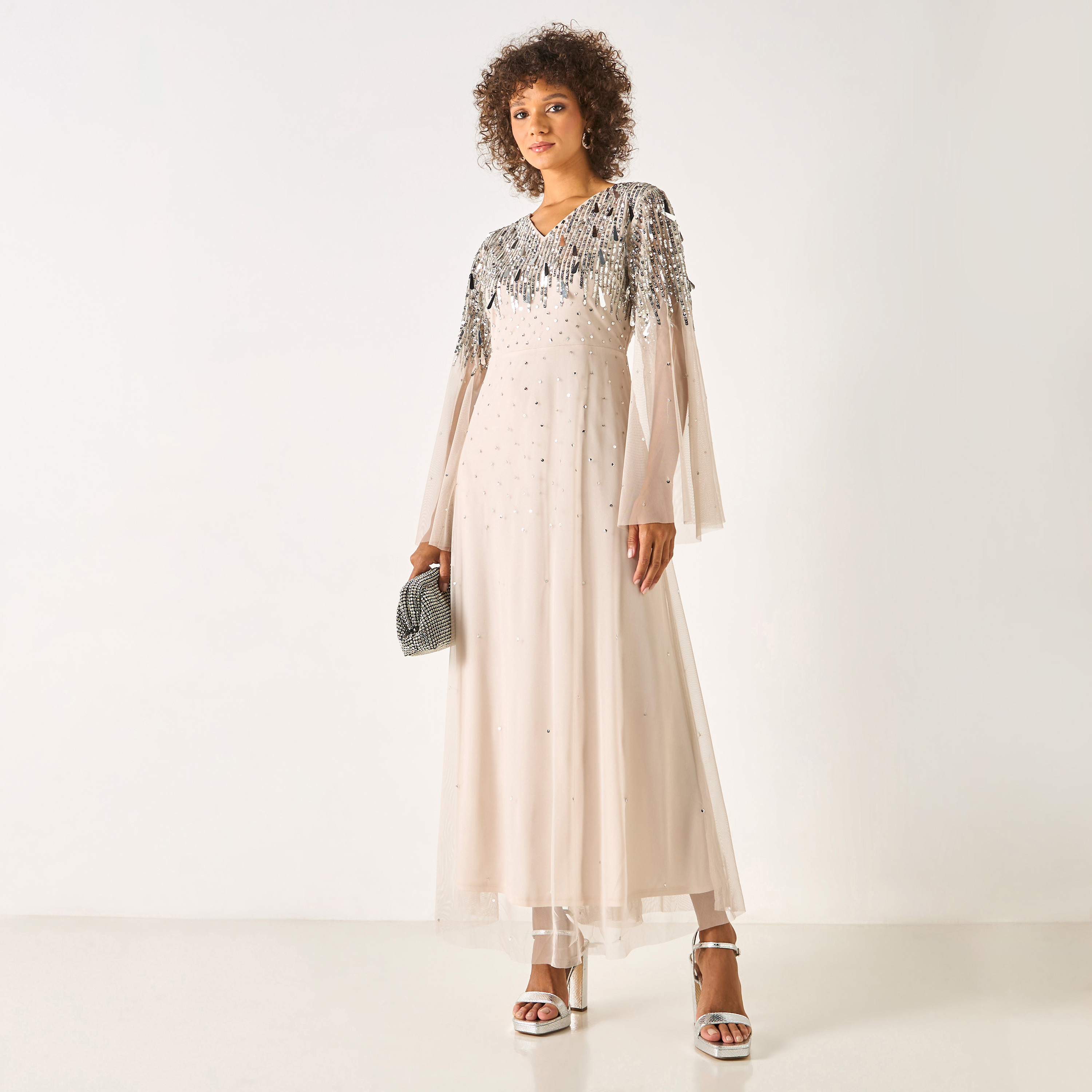 فستان طويل مزيّن بالترتر بأكمام طويلة وياقة شكل V من شارمي-women-clothing-dresses-image-2