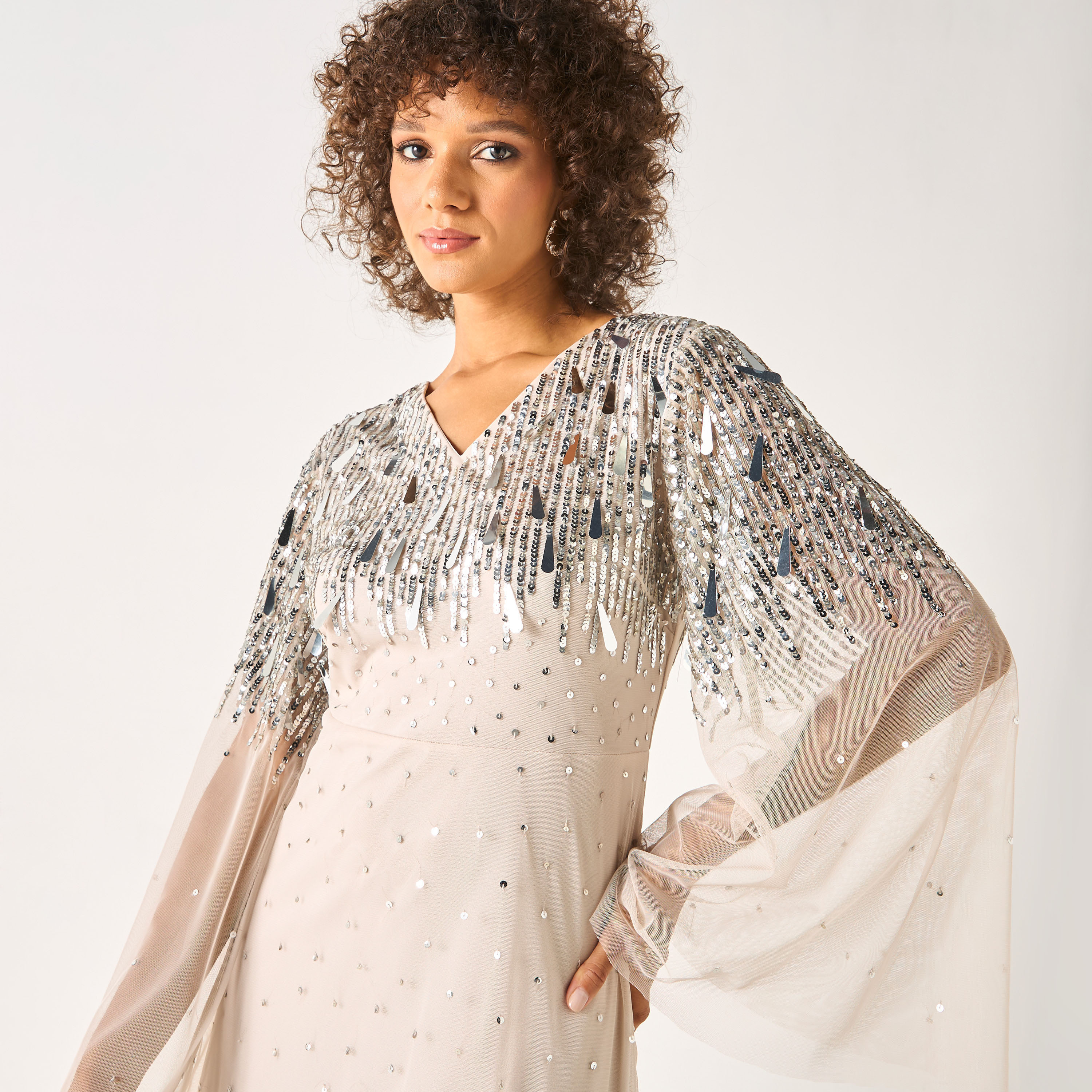 فستان طويل مزيّن بالترتر بأكمام طويلة وياقة شكل V من شارمي-women-clothing-dresses-image-4