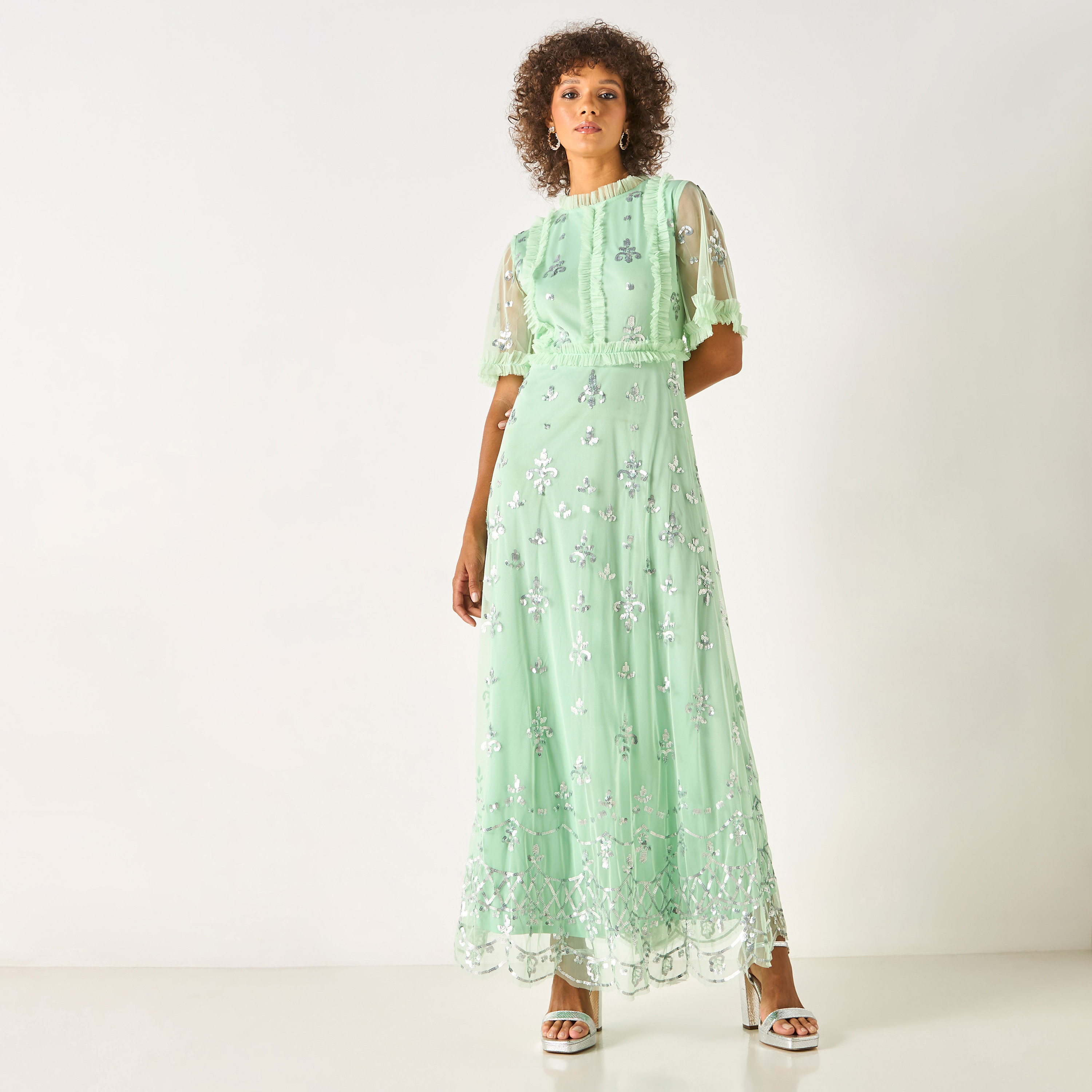 فستان طويل مزين بالترتر بياقة مستديرة وتفاصيل كشكش من تشارمي-women-clothing-dresses-image-2