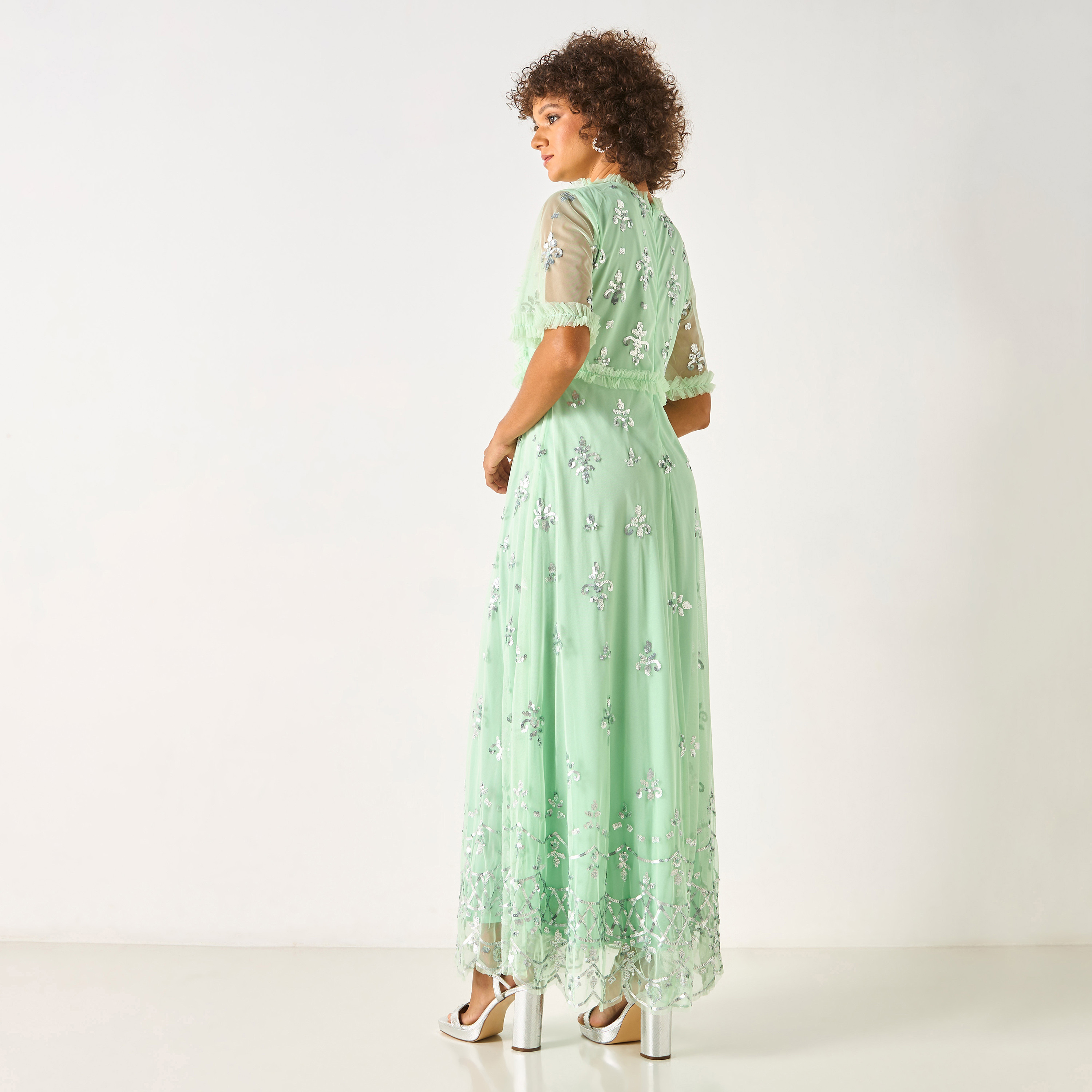 فستان طويل مزين بالترتر بياقة مستديرة وتفاصيل كشكش من تشارمي-women-clothing-dresses-image-3