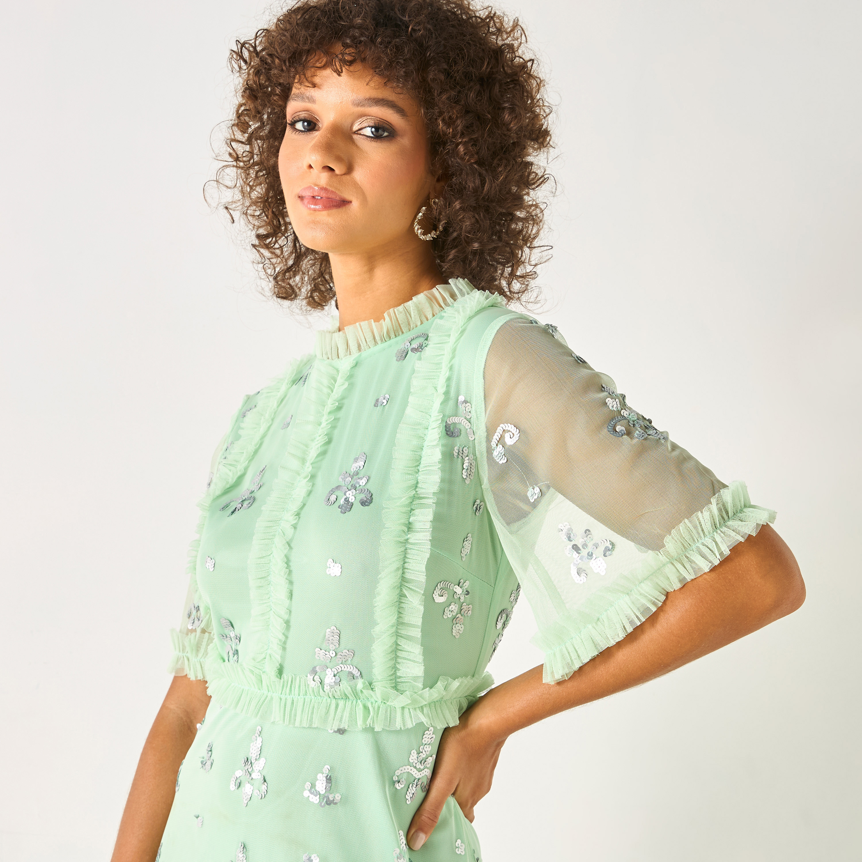 فستان طويل مزين بالترتر بياقة مستديرة وتفاصيل كشكش من تشارمي-women-clothing-dresses-image-4
